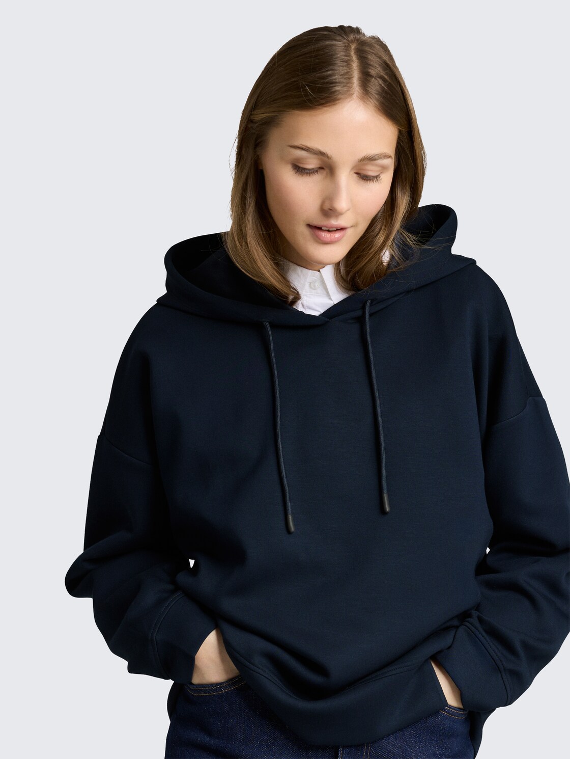 Relaxed Hoodie Sweatshirt aus Scuba - sky captain blue - Detail-Model-Ansicht