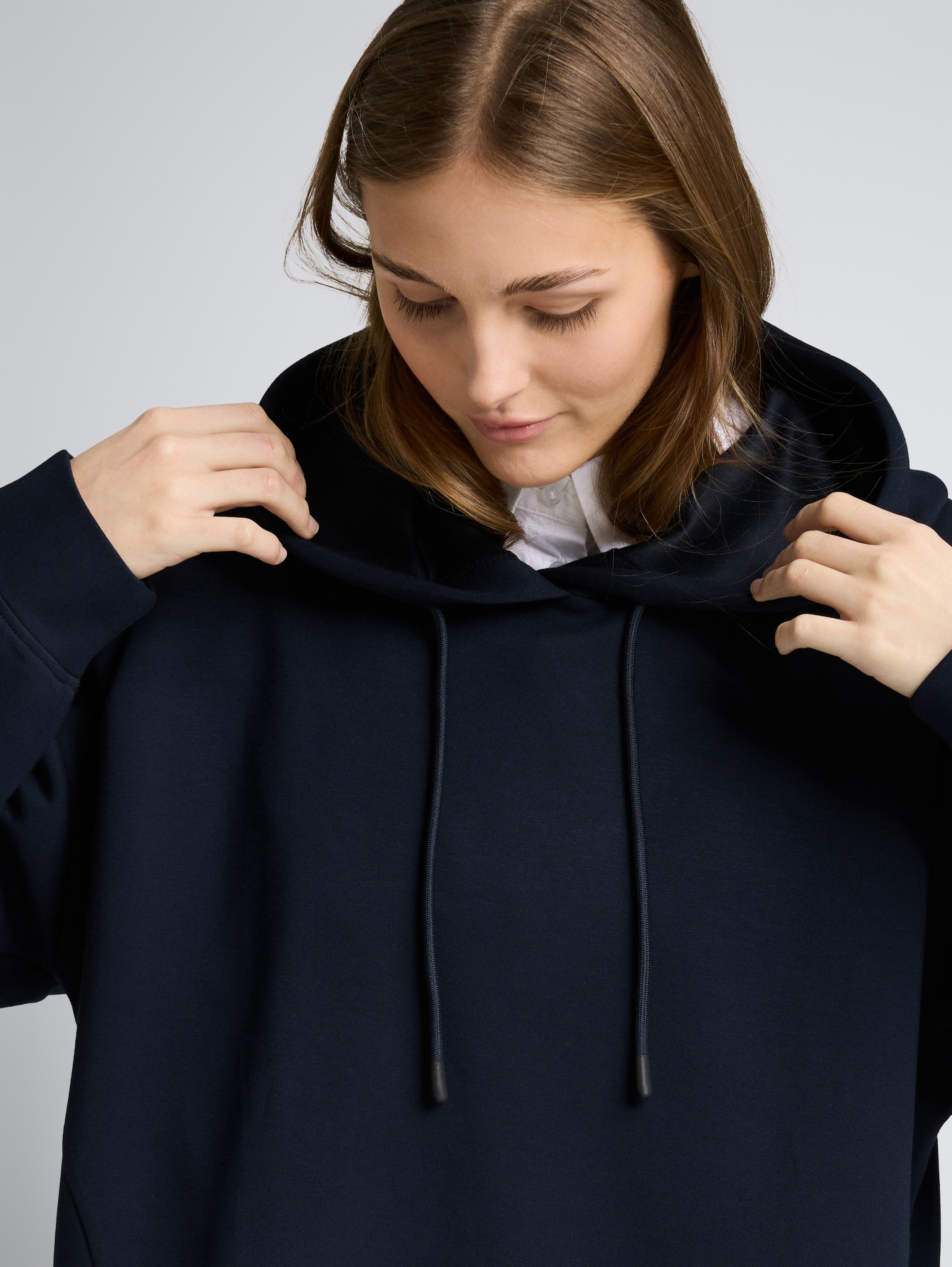 Relaxed Hoodie Sweatshirt aus Scuba - sky captain blue - Detail-Model-Ansicht