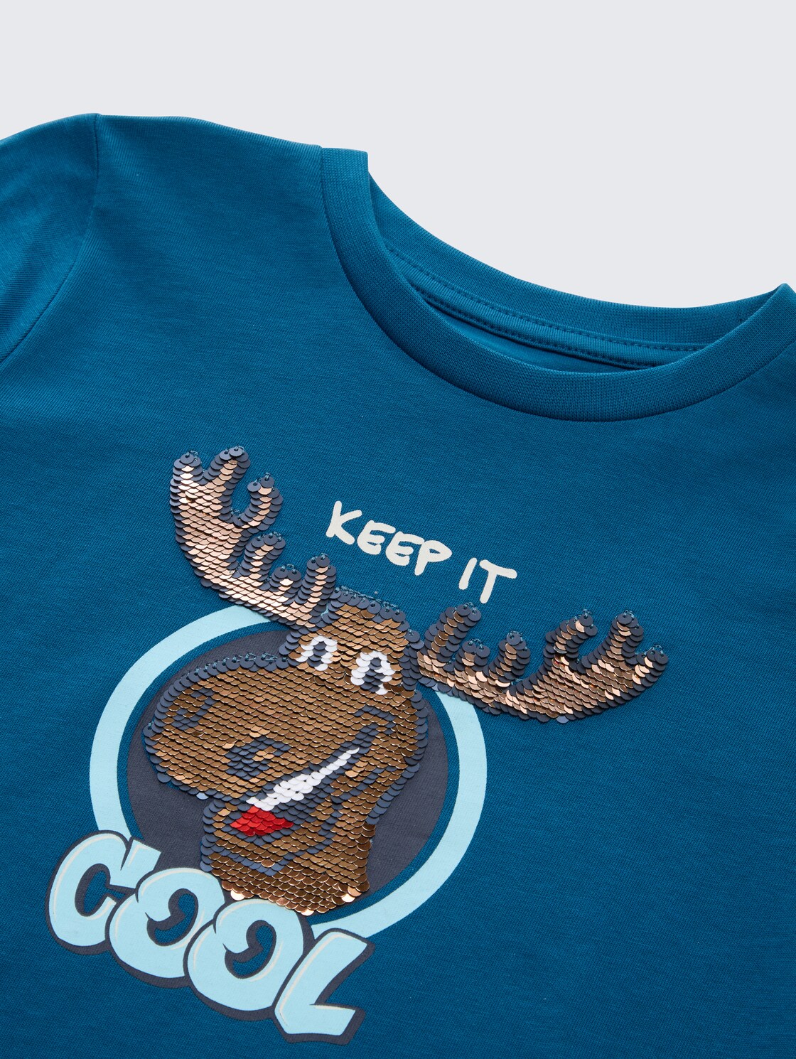 Langarmshirt mit Wendepailletten - Dark Tile Green - Detail-Model-Ansicht