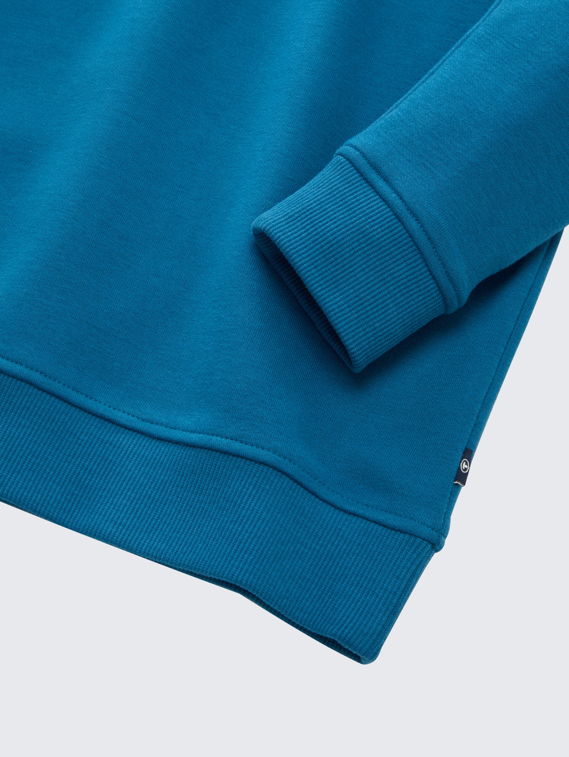 Basic Sweatshirt mit Rückenprint - Dark Tile Green - Detail-Model-Ansicht