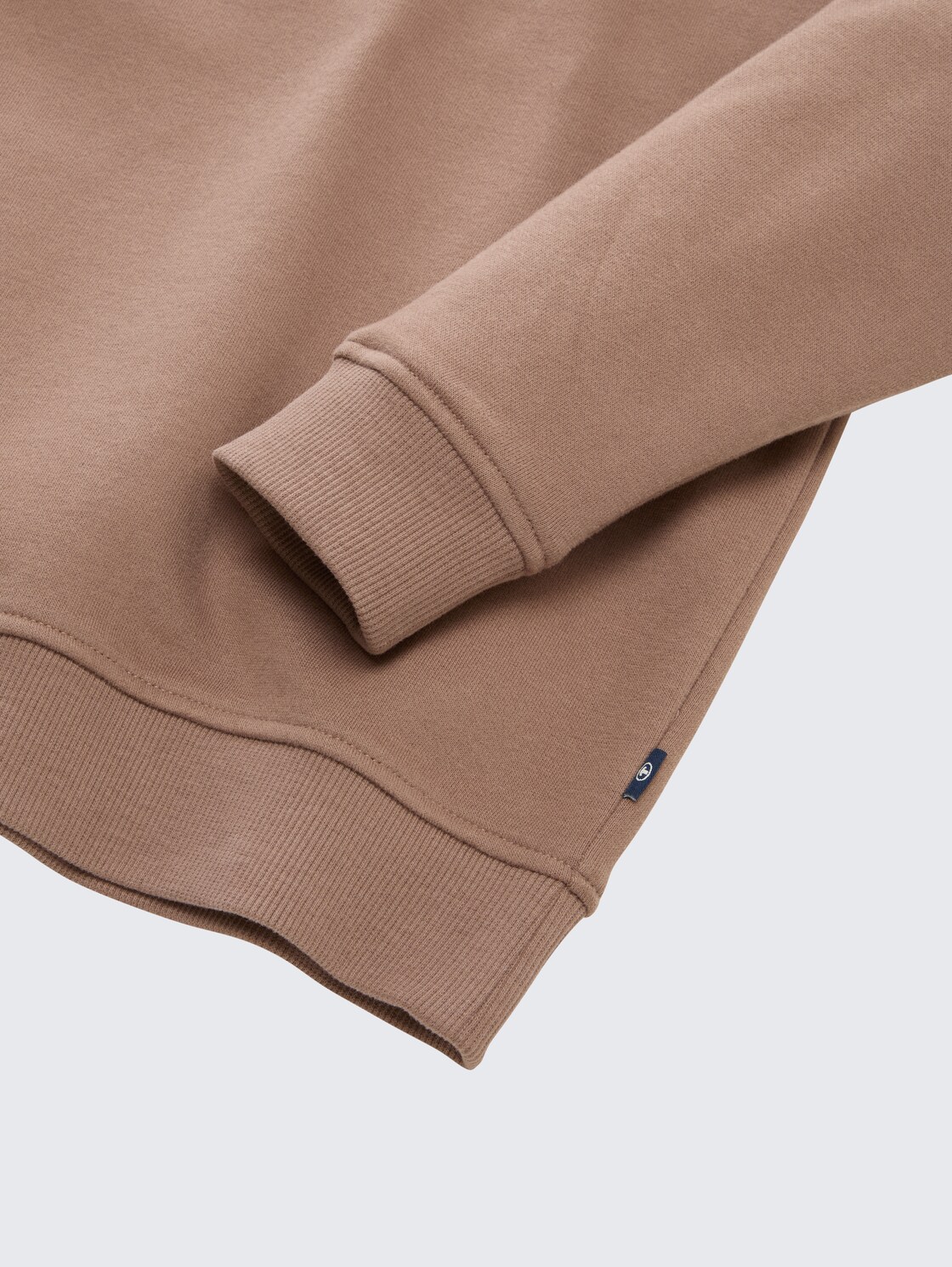 Basic Sweatshirt mit Rückenprint - taupe grey - Detail-Model-Ansicht