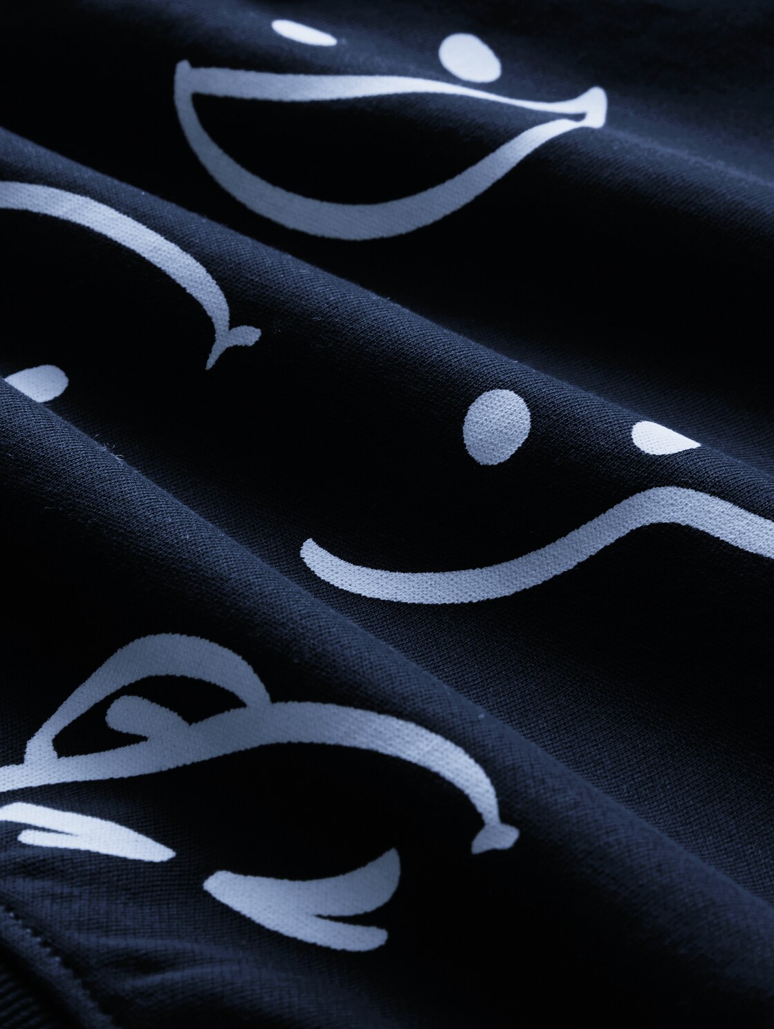 Sweatshirt mit Allover-Print - happy glow in the dark design - Detail-Model-Ansicht