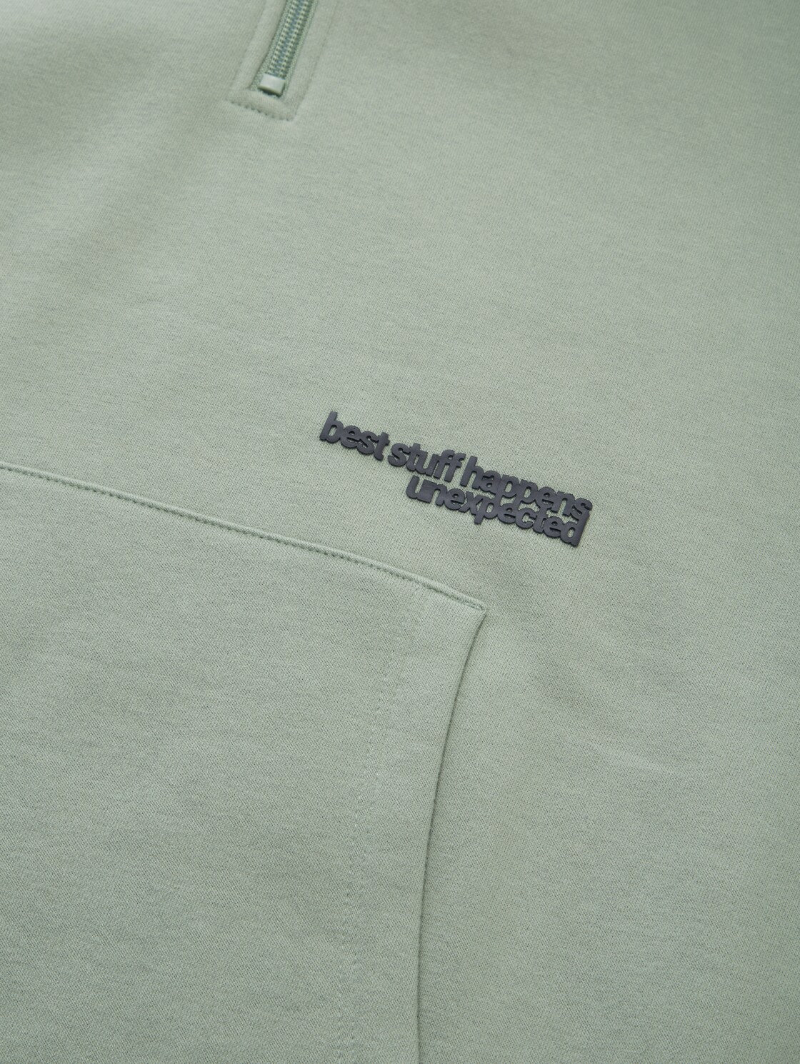 Oversize Hoodie Sweatshirt mit Reißverschluss - Dusty Leave Green - Detail-Model-Ansicht