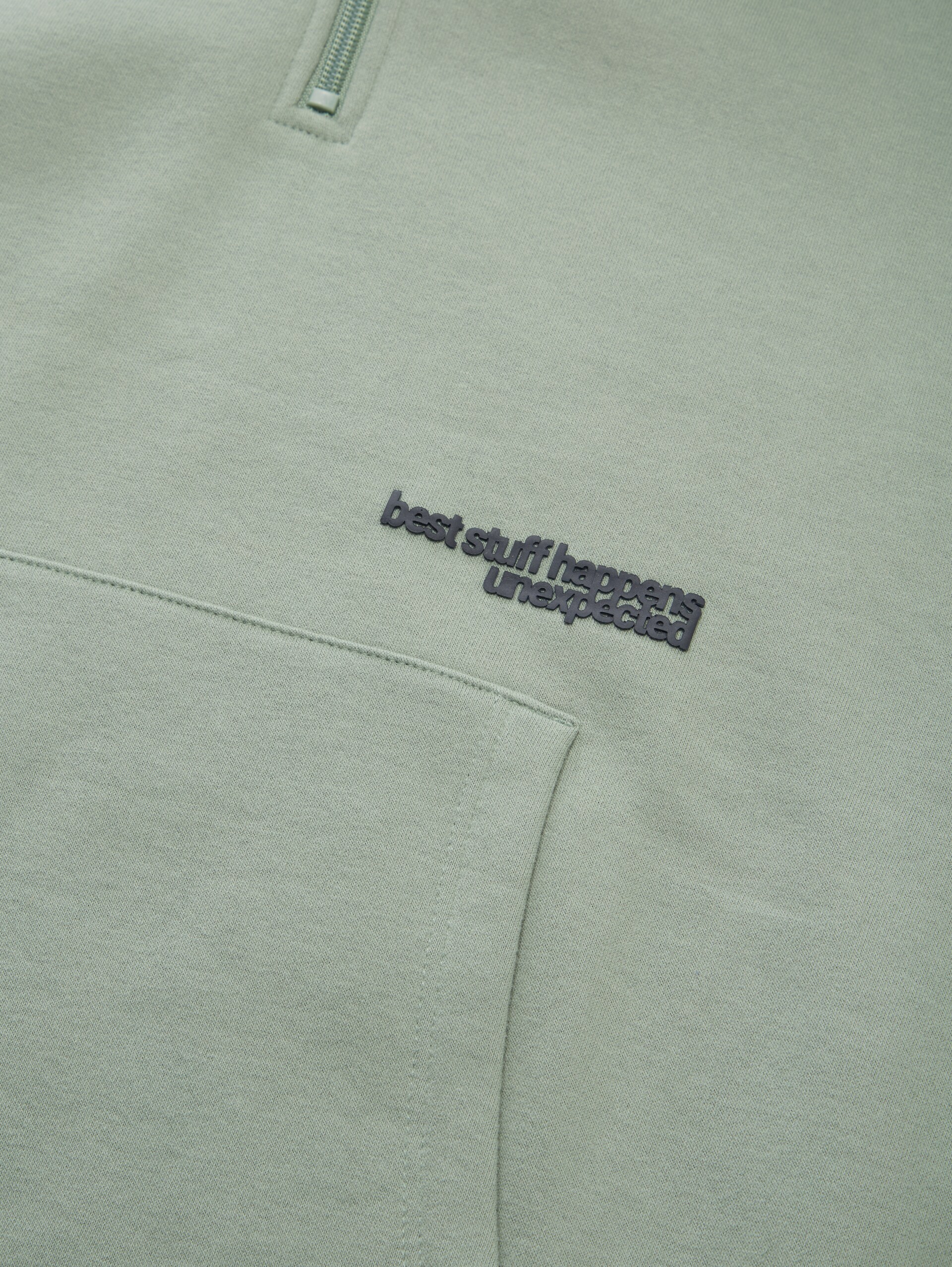 Oversize Hoodie Sweatshirt mit Reißverschluss - Dusty Leave Green - Detail-Model-Ansicht