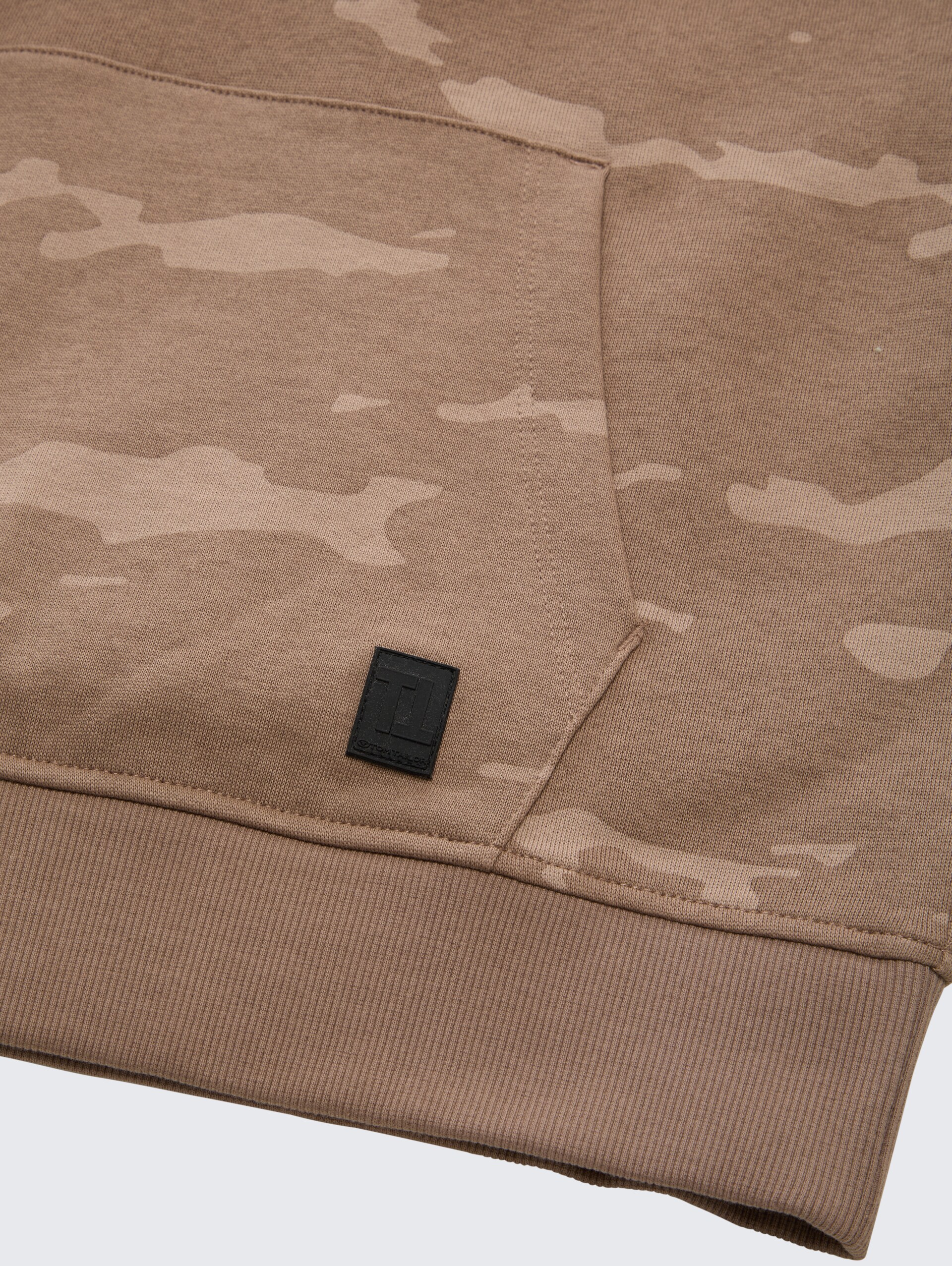 Oversize Hoodie Sweatshirt mit Allover-Print - spotted taupe design - Detail-Model-Ansicht