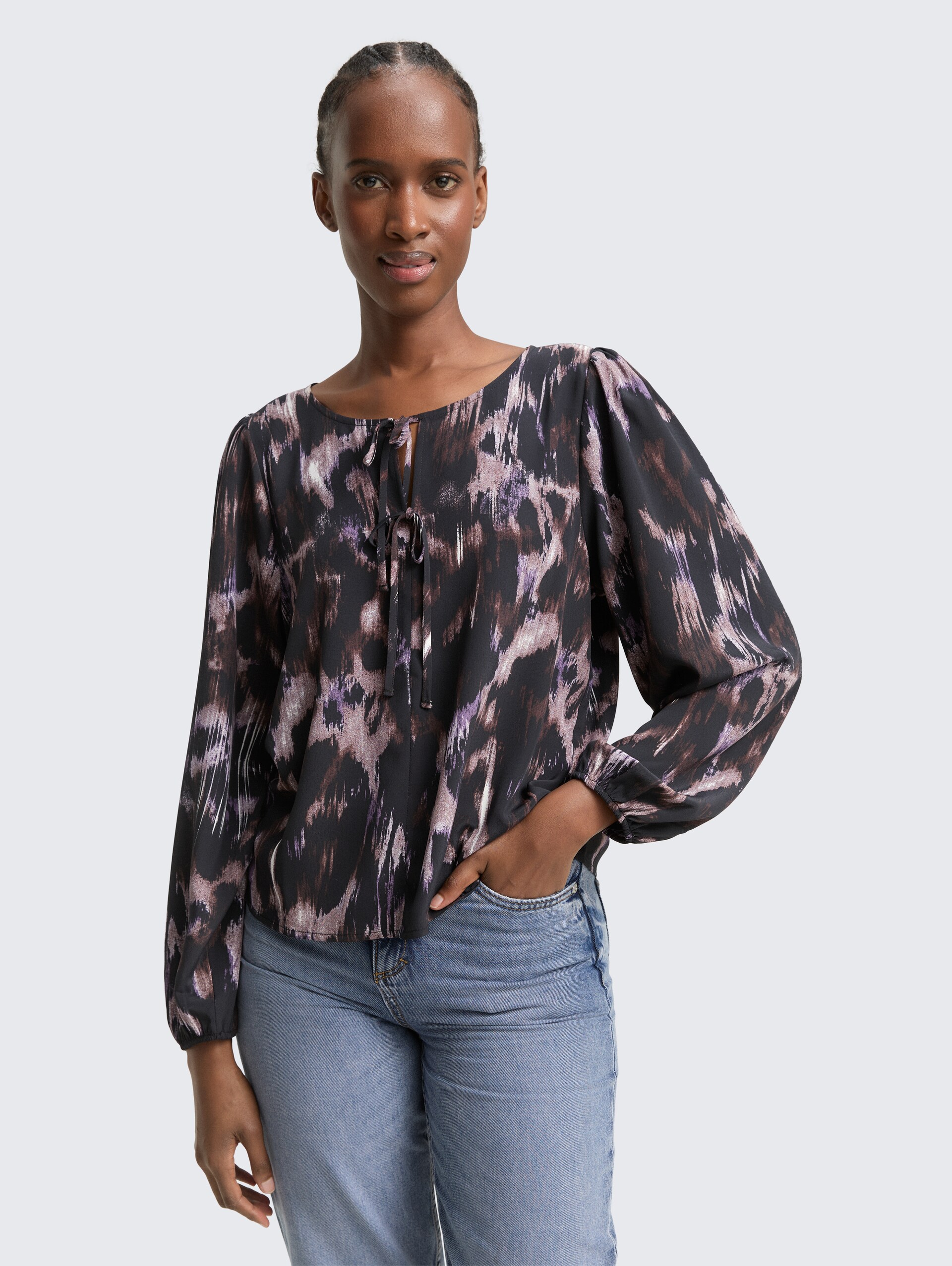 Loose Fit Bluse mit Schleifen-Details - black brown abstract print - Ausschnitt Model-Vorderansicht