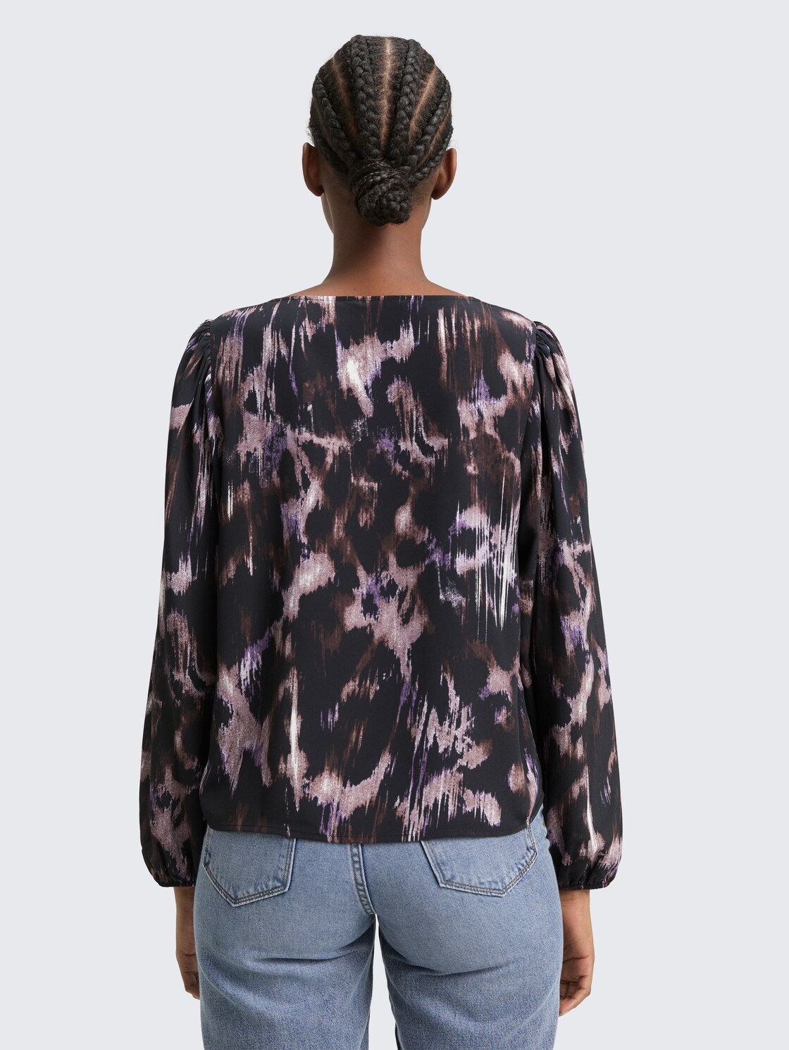 Loose Fit Bluse mit Schleifen-Details - black brown abstract print - Auschnitt Model-Rückansicht
