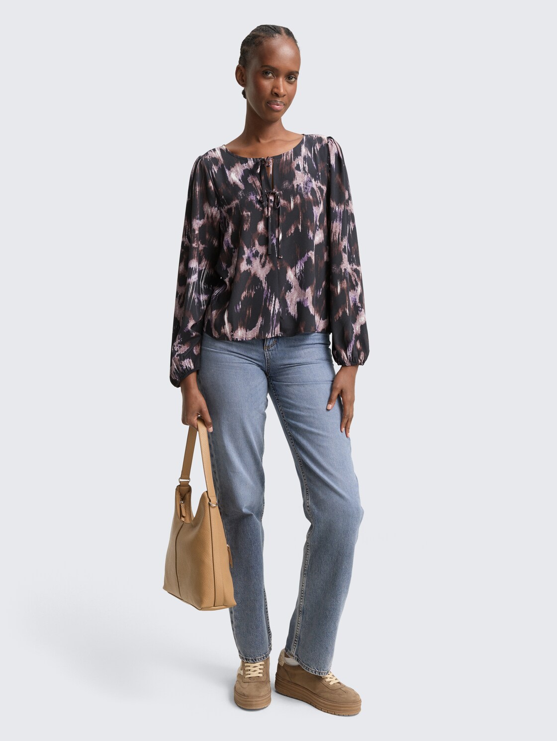 Loose Fit Bluse mit Schleifen-Details - black brown abstract print - Model-Vorderansicht