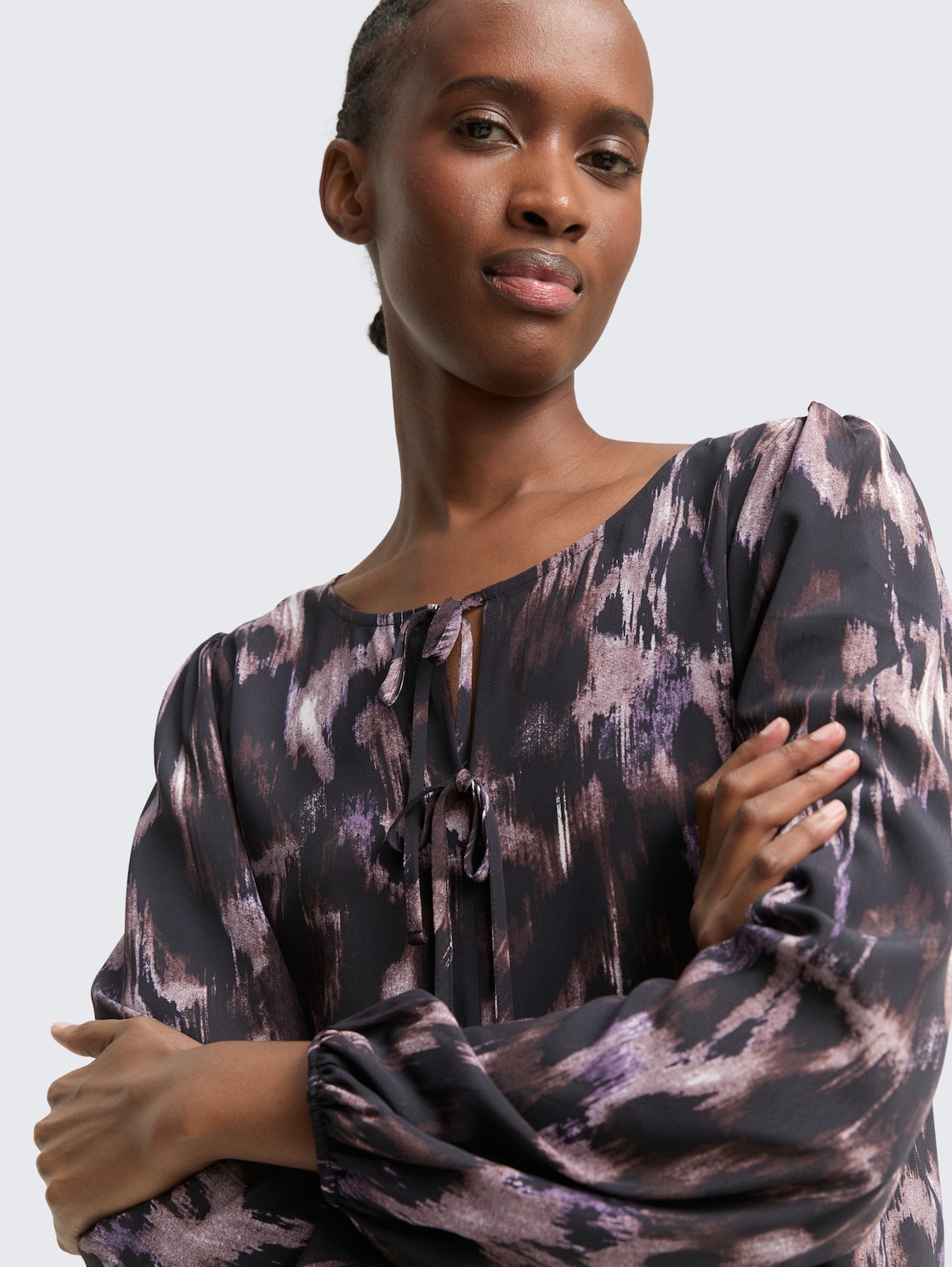 Loose Fit Bluse mit Schleifen-Details - black brown abstract print - Detail-Model-Ansicht