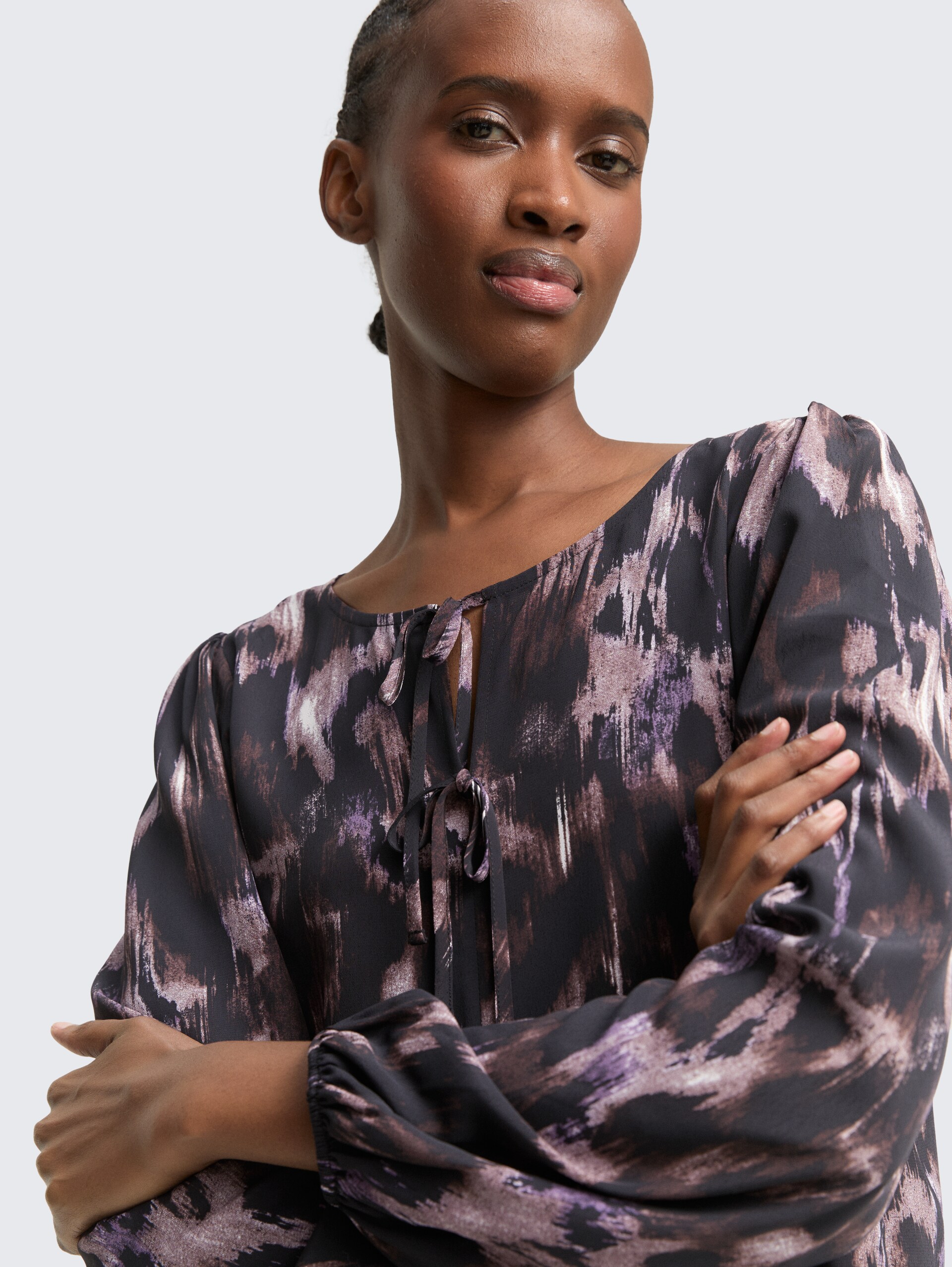 Loose Fit Bluse mit Schleifen-Details - black brown abstract print - Detail-Model-Ansicht