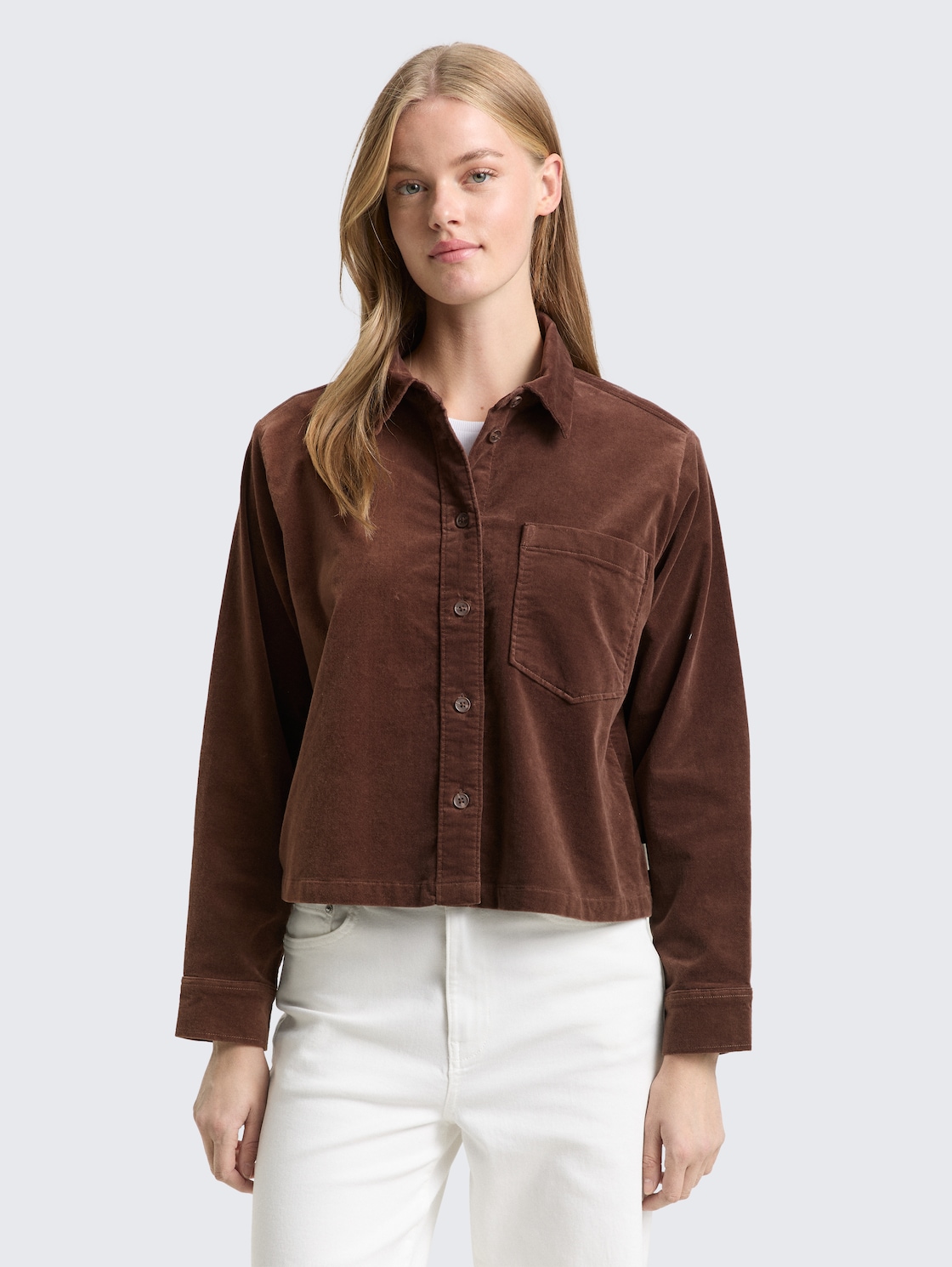 Boxy Fit Hemdbluse aus Samt - soft chocolate brown - Ausschnitt Model-Vorderansicht