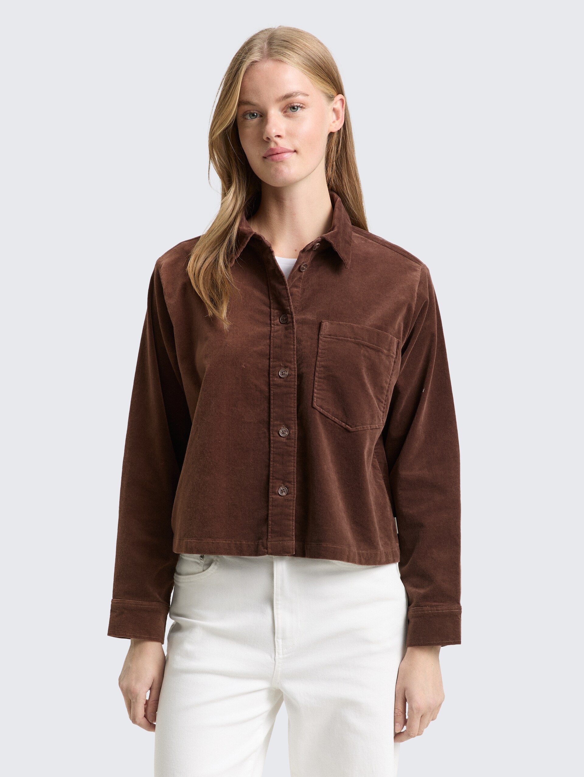 Boxy Fit Hemdbluse aus Samt - soft chocolate brown - Ausschnitt Model-Vorderansicht