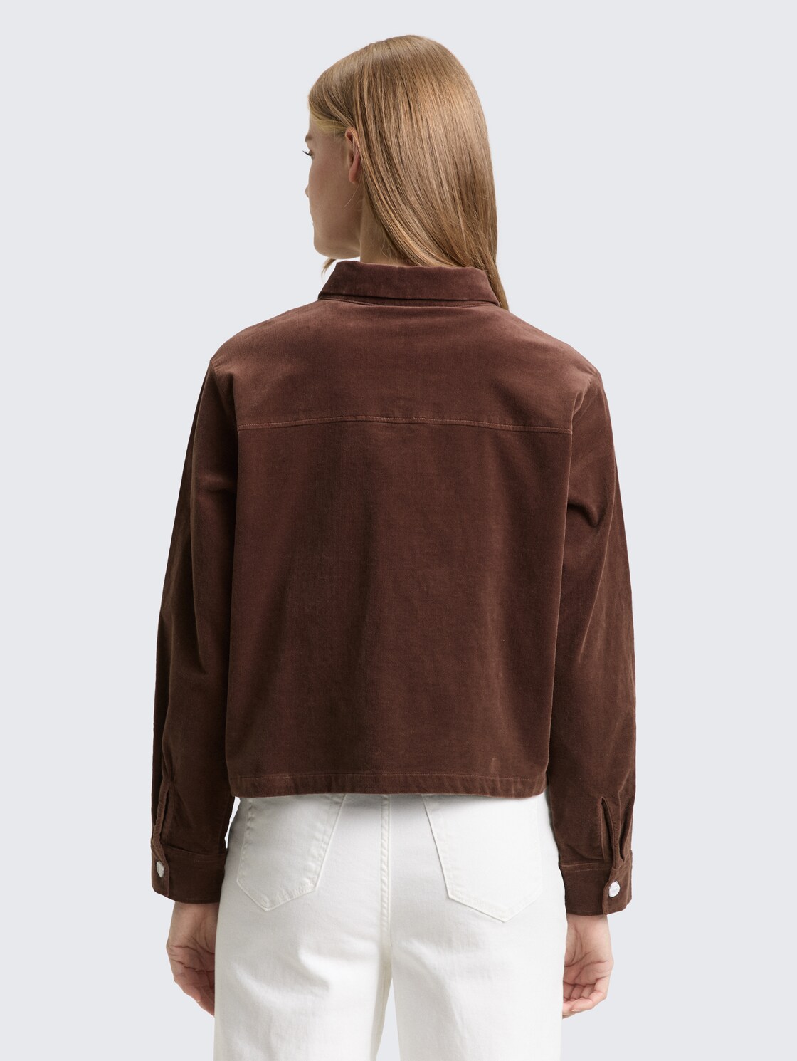 Boxy Fit Hemdbluse aus Samt - soft chocolate brown - Auschnitt Model-Rückansicht