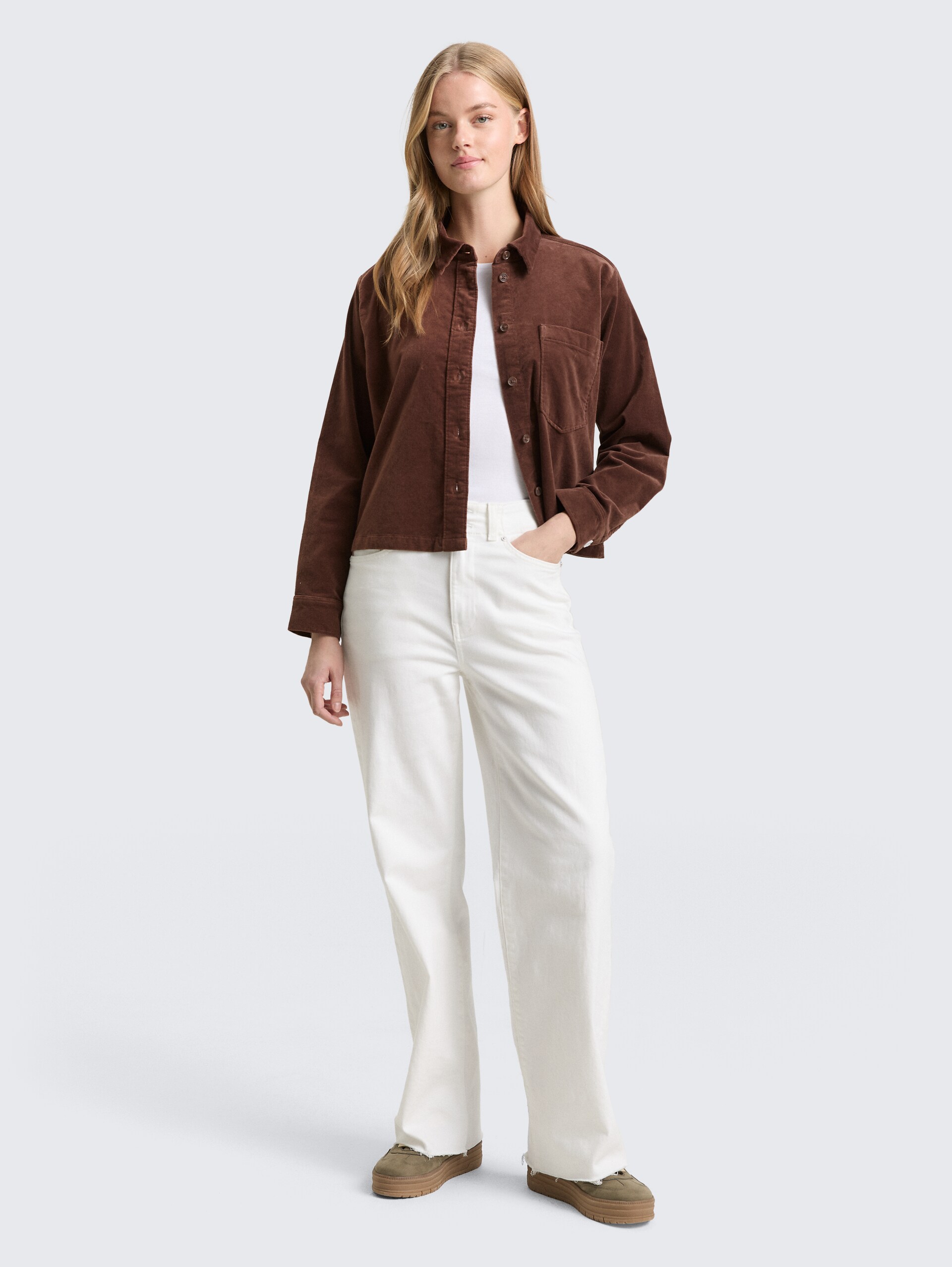 Boxy Fit Hemdbluse aus Samt - soft chocolate brown - Model-Vorderansicht