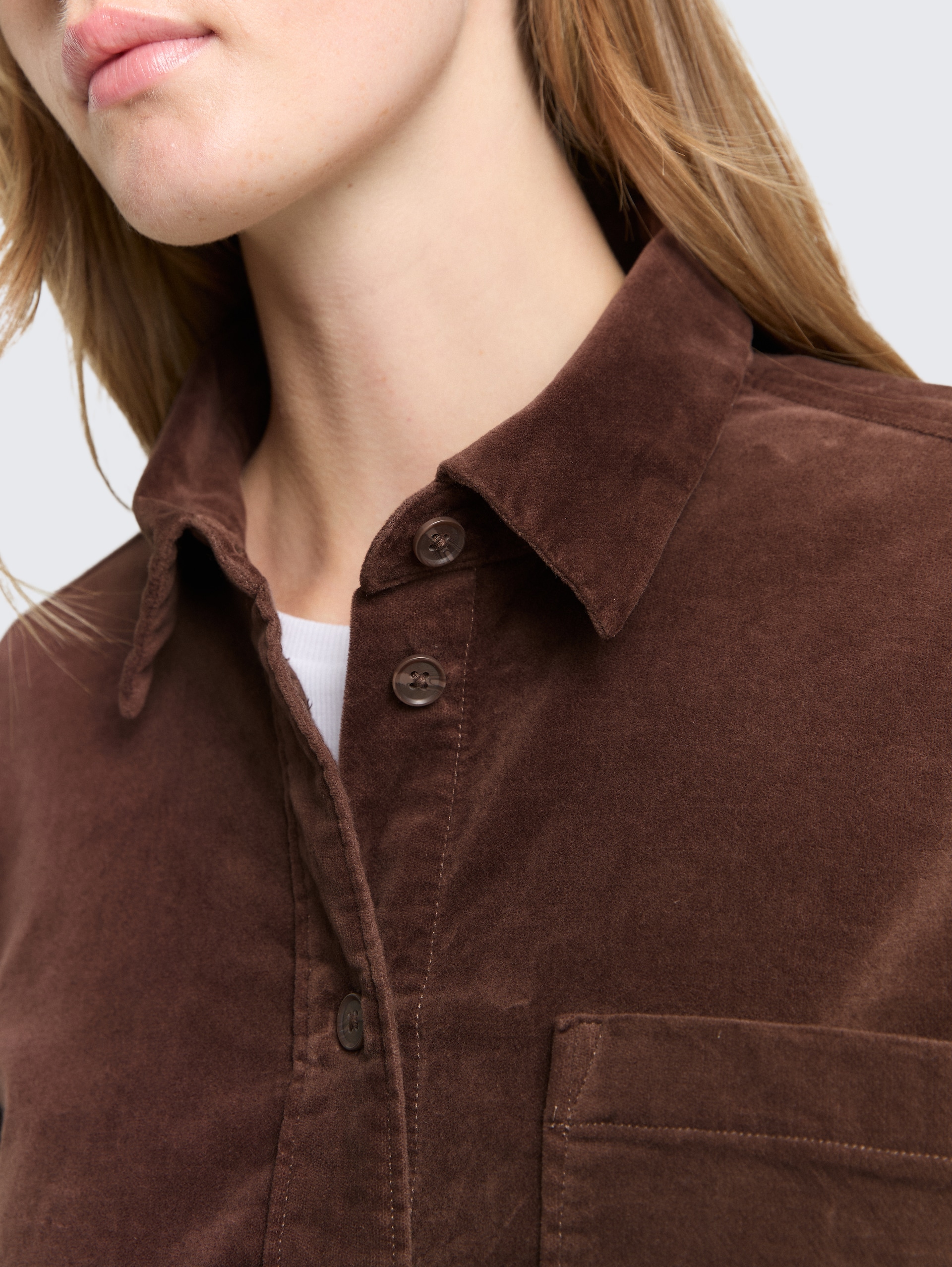Boxy Fit Hemdbluse aus Samt - soft chocolate brown - Detail-Model-Ansicht