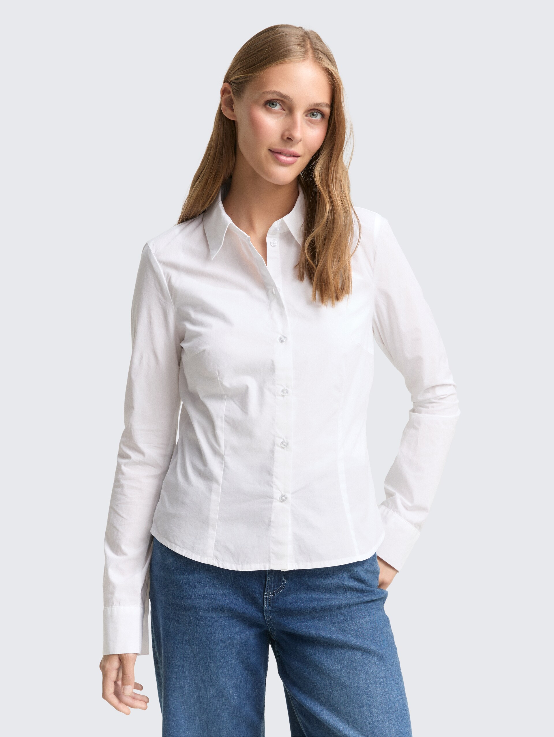 Fitted Hemdbluse aus Baumwolle - White - Ausschnitt Model-Vorderansicht