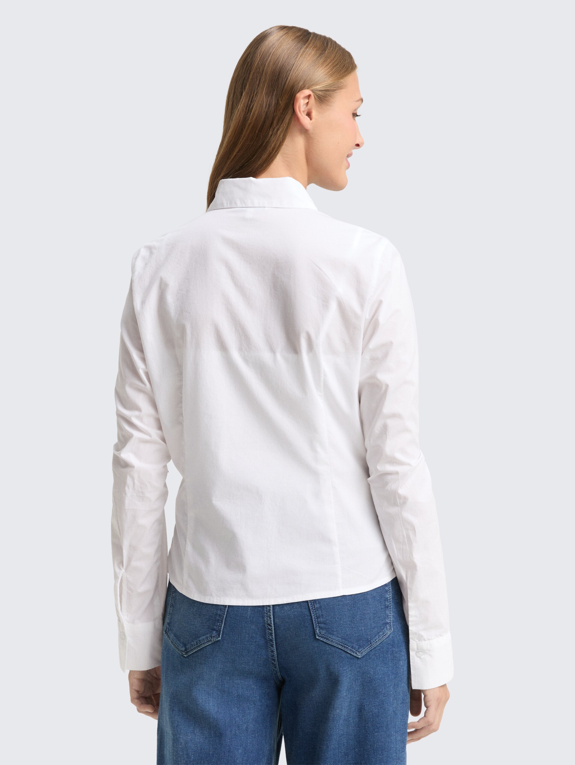 Fitted Hemdbluse aus Baumwolle - White - Auschnitt Model-Rückansicht