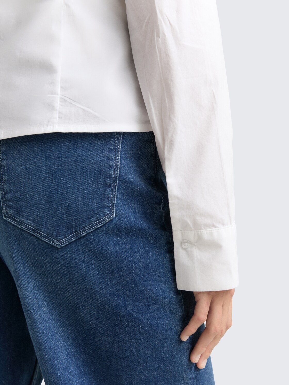 Fitted Hemdbluse aus Baumwolle - White - Detail-Model-Ansicht