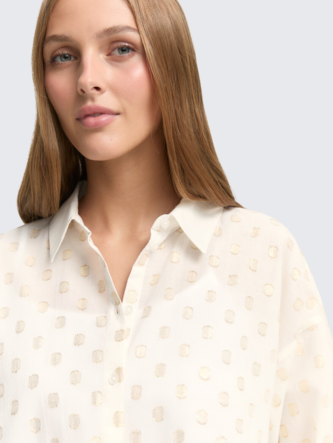 Hemdbluse mit Glitzer-Punktemuster - glitter dot - Detail-Model-Ansicht