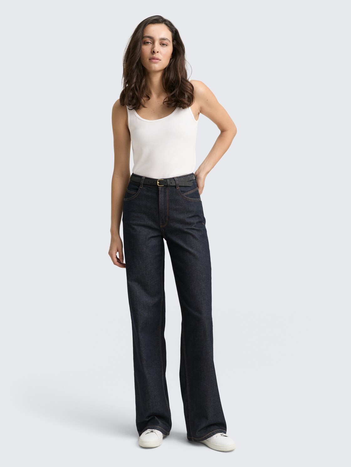 Basic Slim Fit Top - Whisper White - Model-Vorderansicht