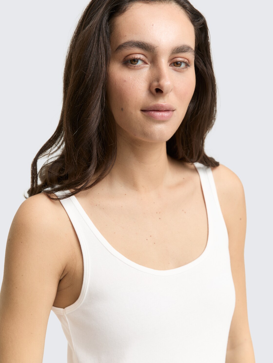 Basic Slim Fit Top - Whisper White - Detail-Model-Ansicht