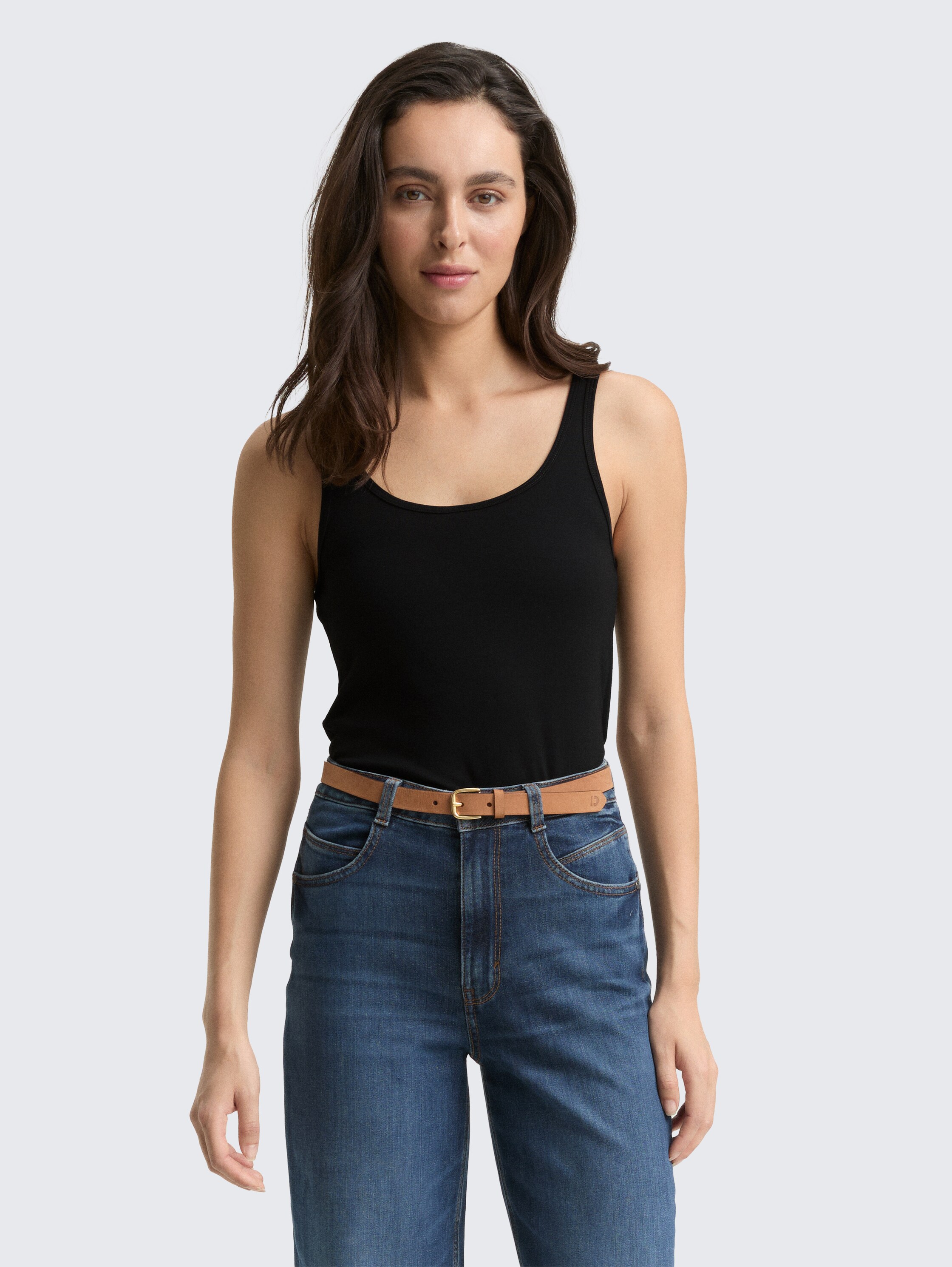 Basic slim fit top - deep black - Neckline model front view