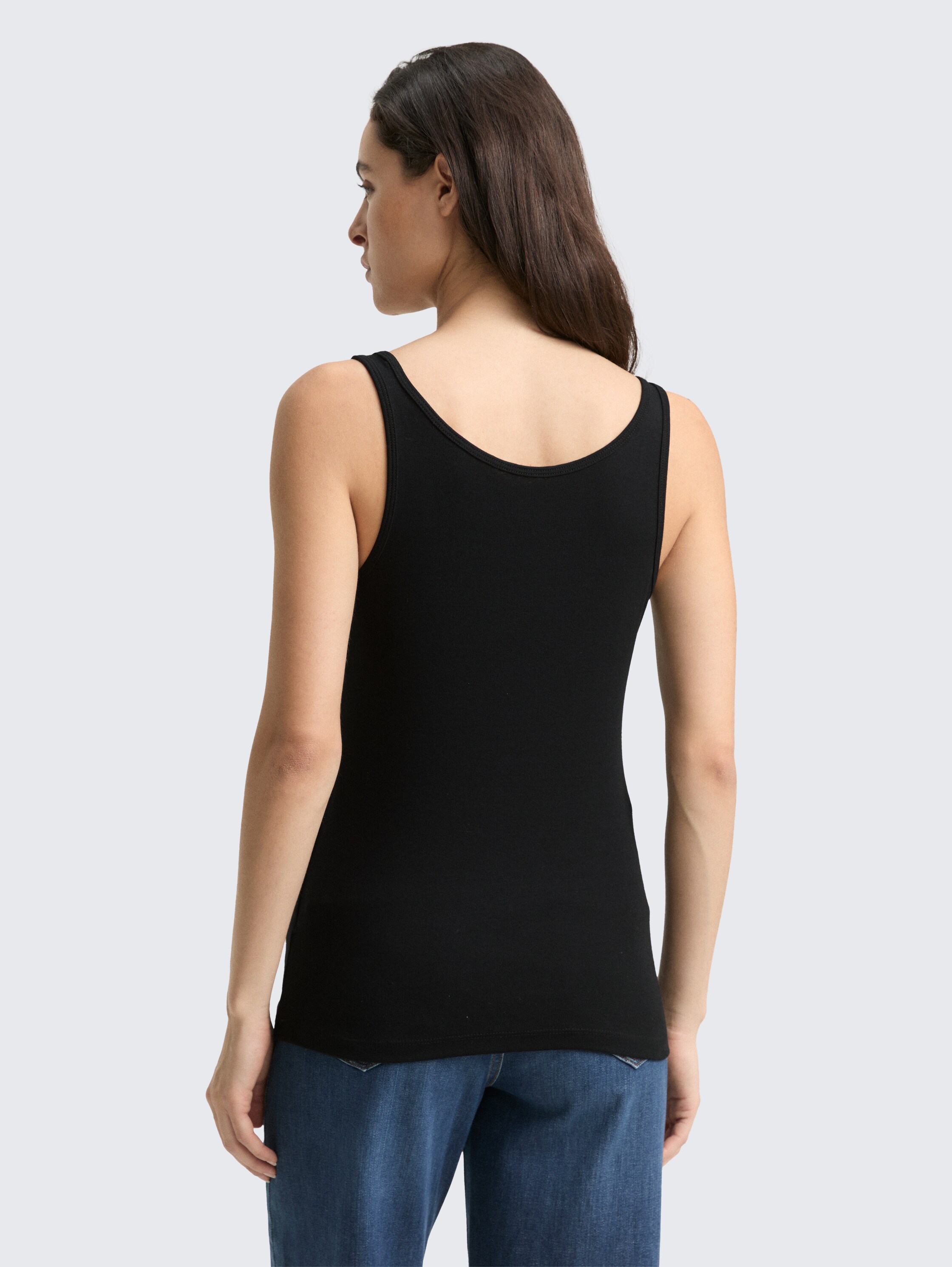 Basic slim fit top - deep black - Neckline model-back view