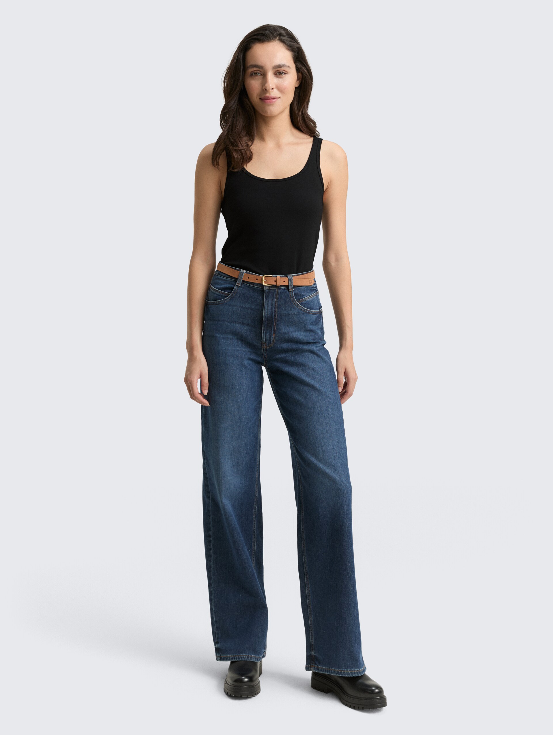 Basic Slim Fit Top - deep black - Model-Vorderansicht