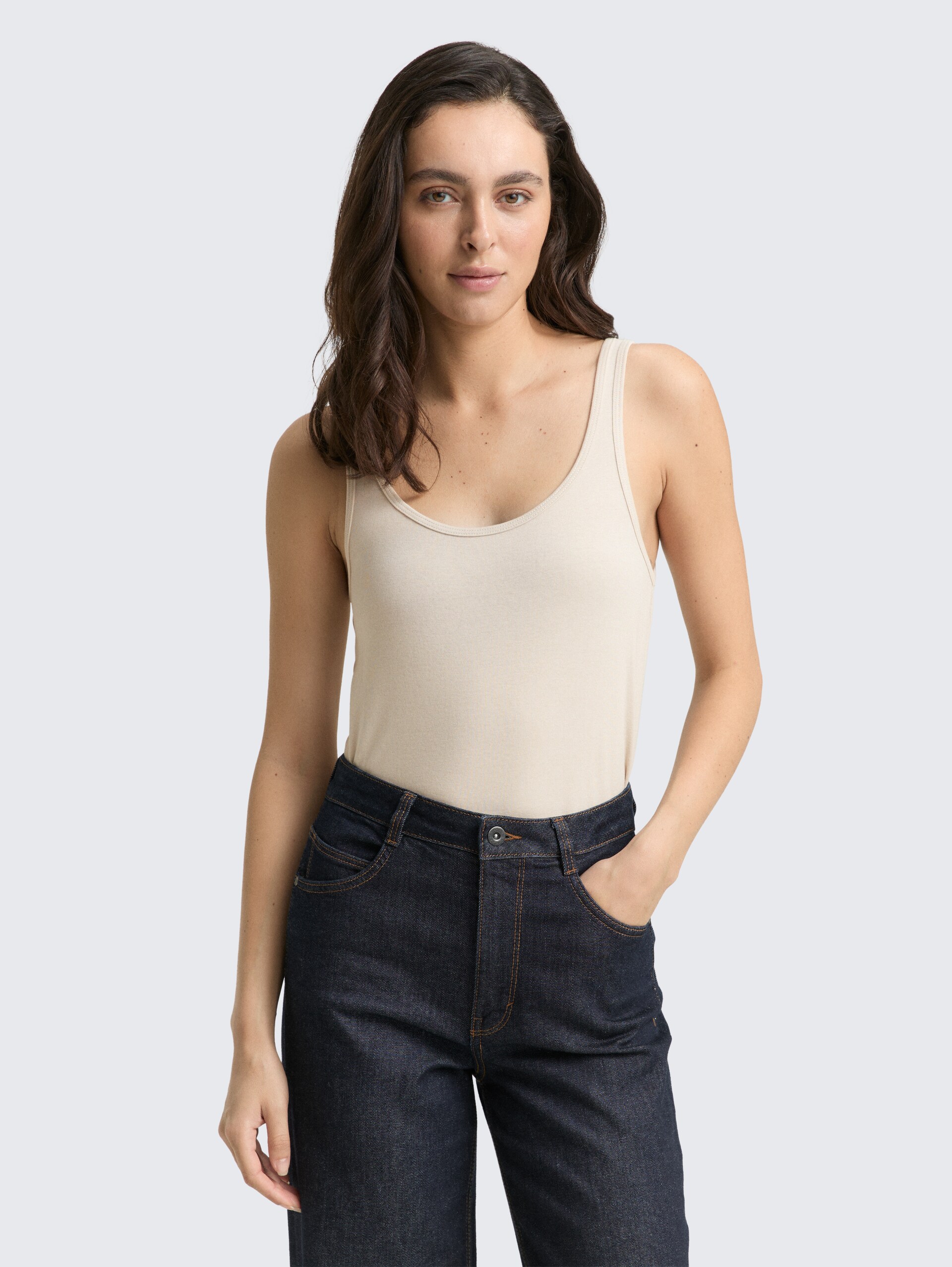 Basic Slim Fit Top - sand stone beige - Ausschnitt Model-Vorderansicht
