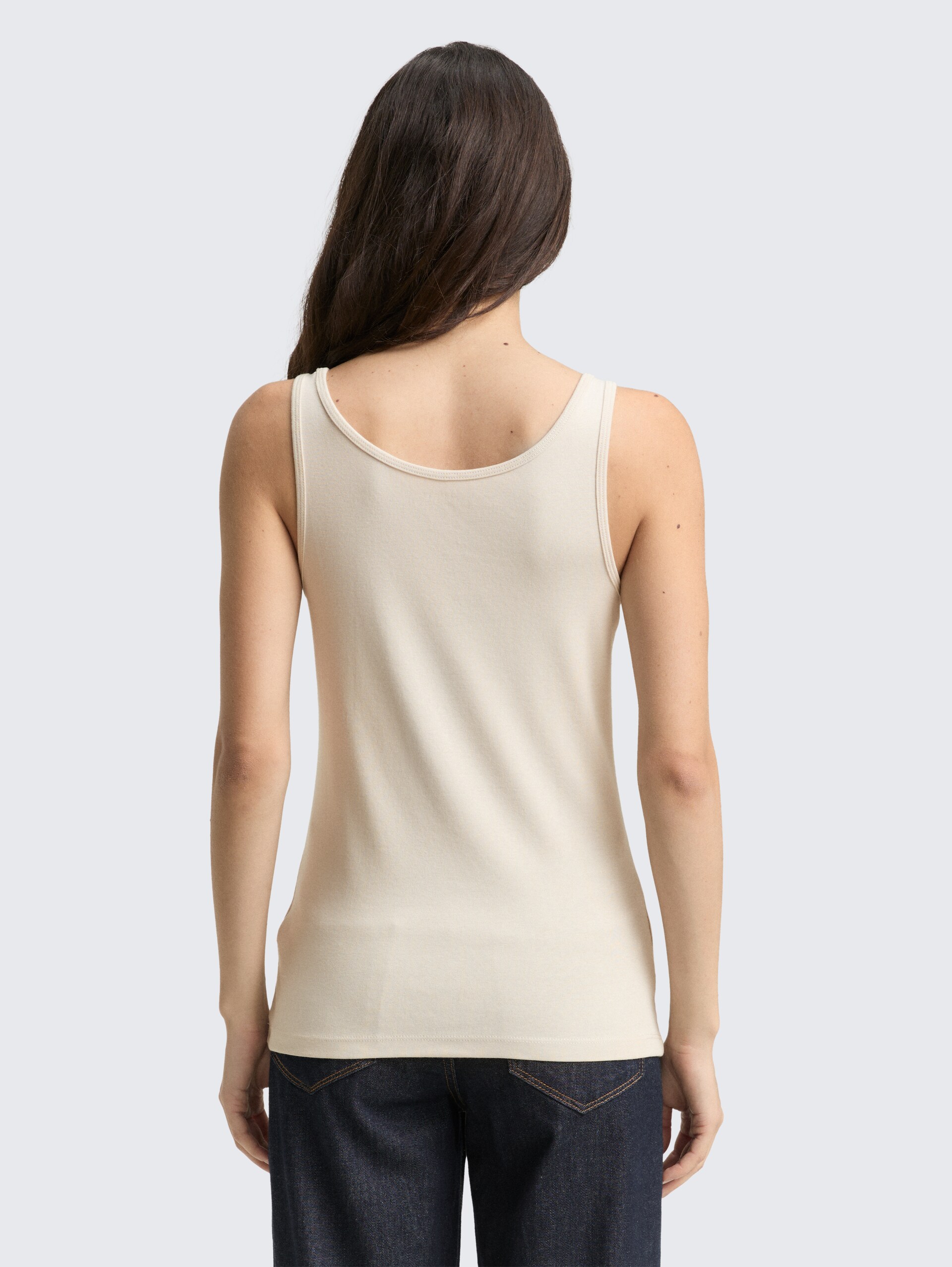 Basic Slim Fit Top - sand stone beige - Auschnitt Model-Rückansicht
