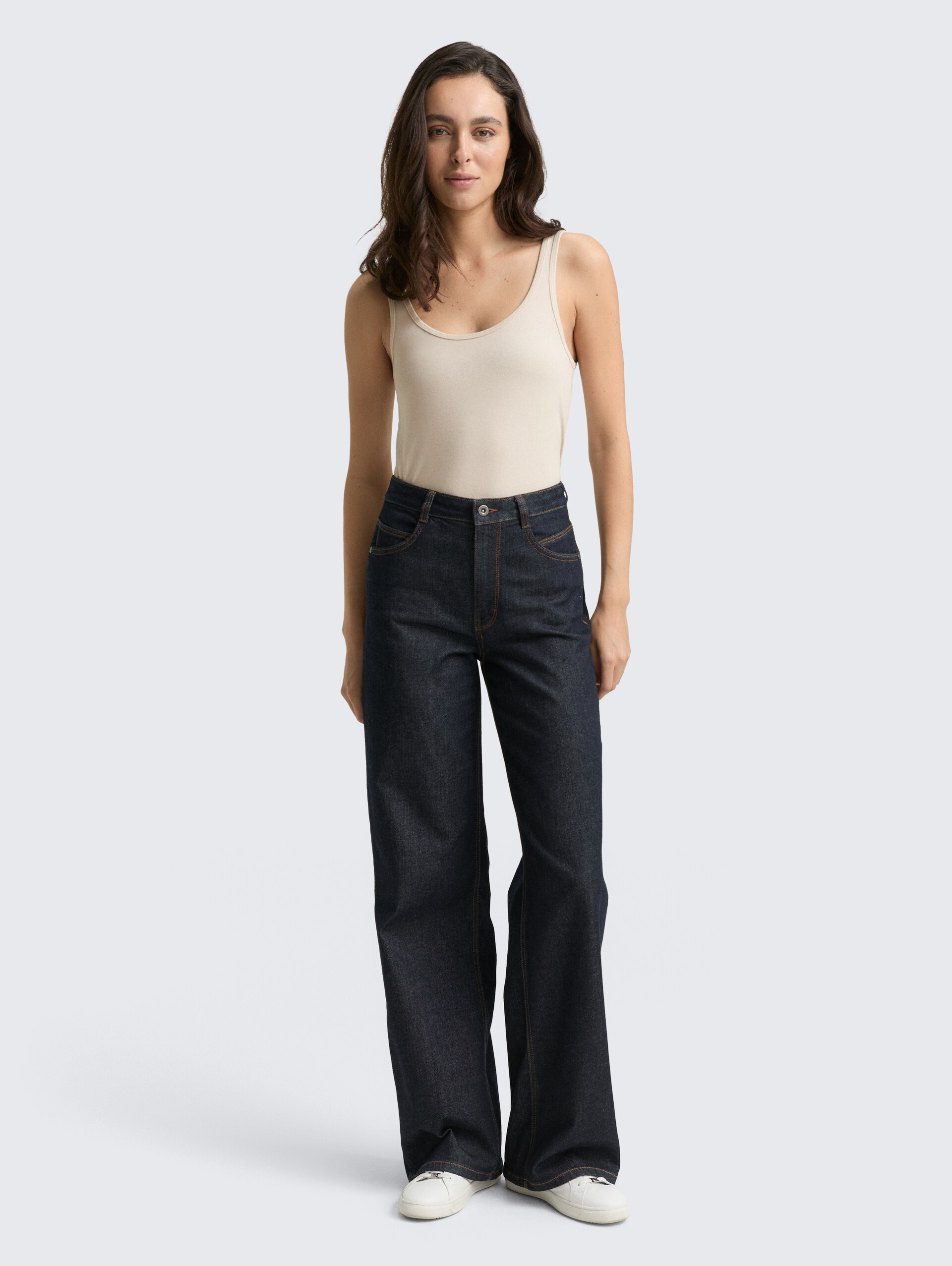 Basic Slim Fit Top - sand stone beige - Model-Vorderansicht