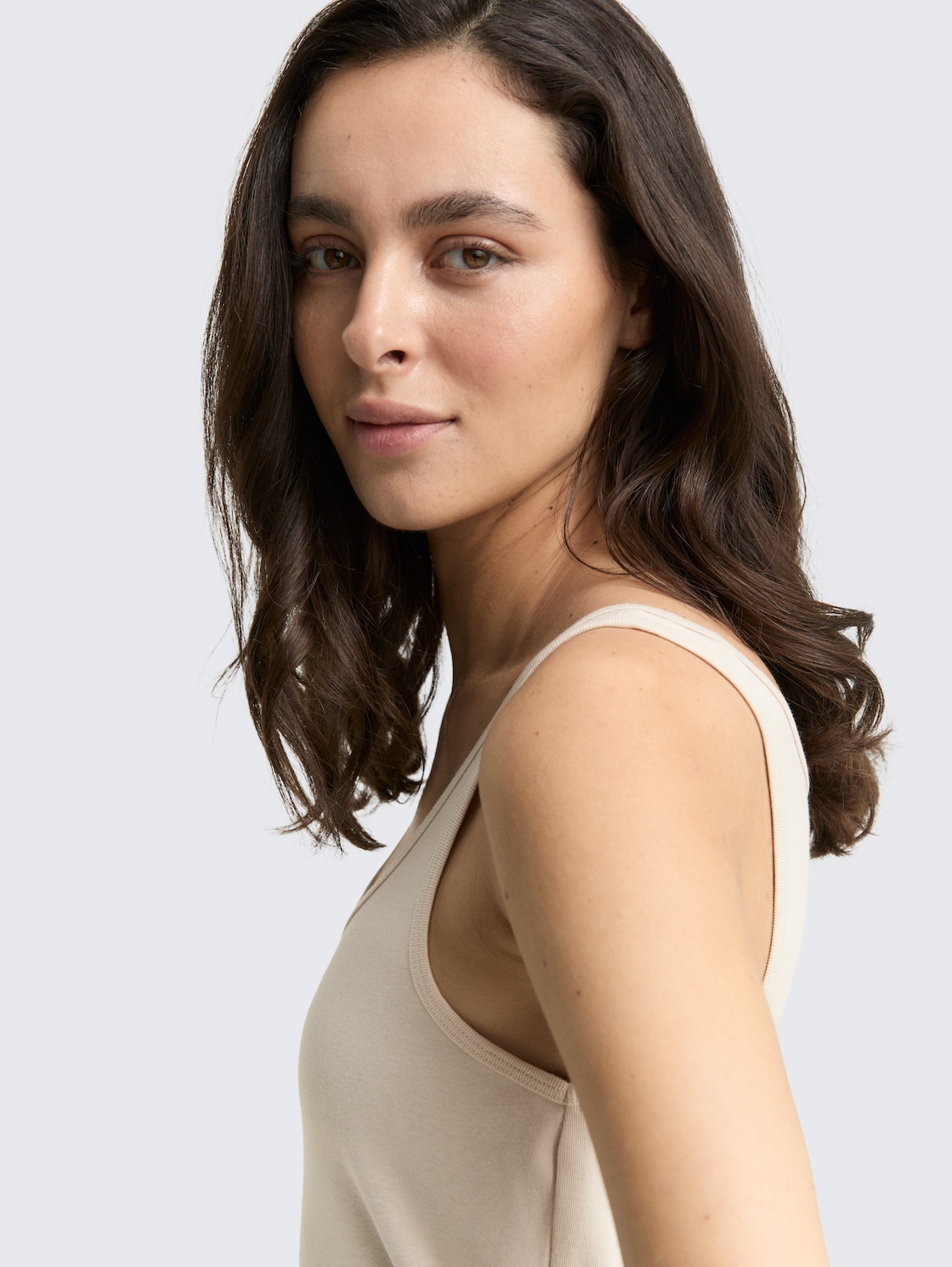 Basic Slim Fit Top - sand stone beige - Detail-Model-Ansicht