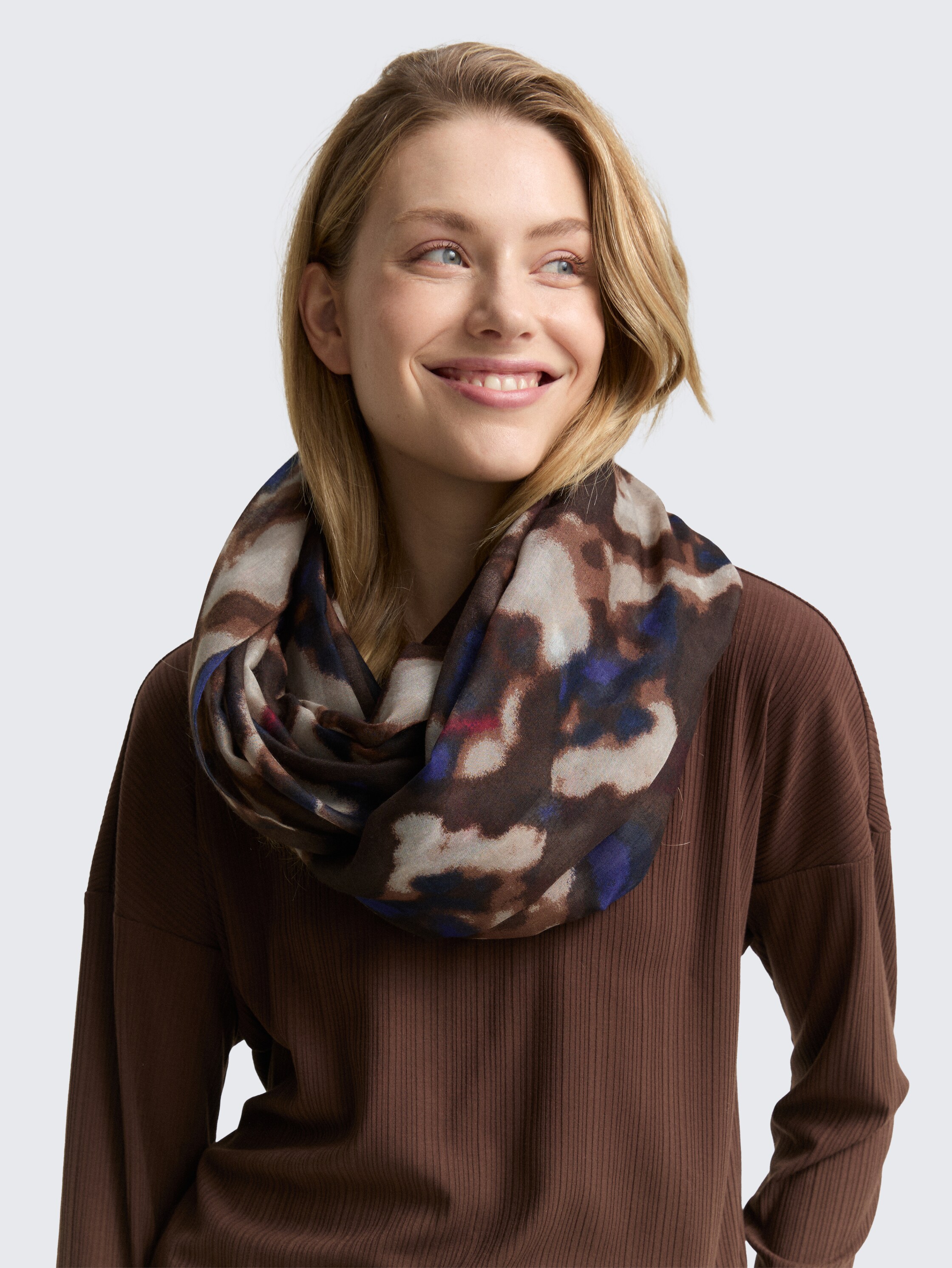 Loop-Schal mit Muster - brown_blurry_argyle - 