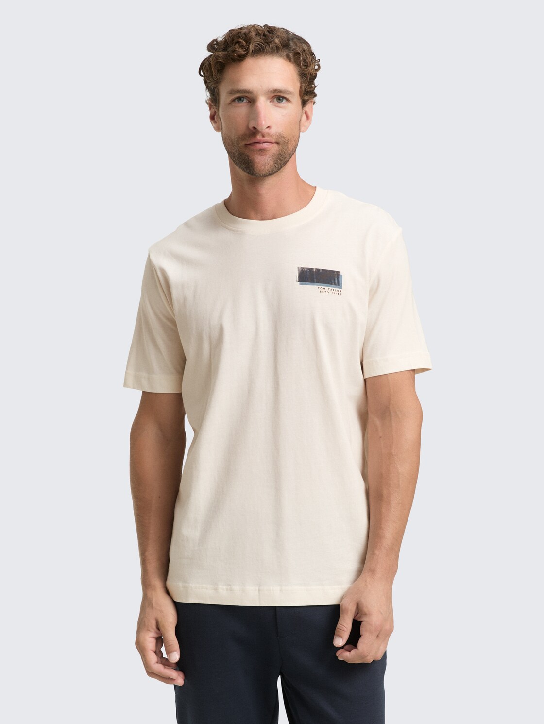 T-Shirt mit Print - Gardenia White - Ausschnitt Model-Vorderansicht