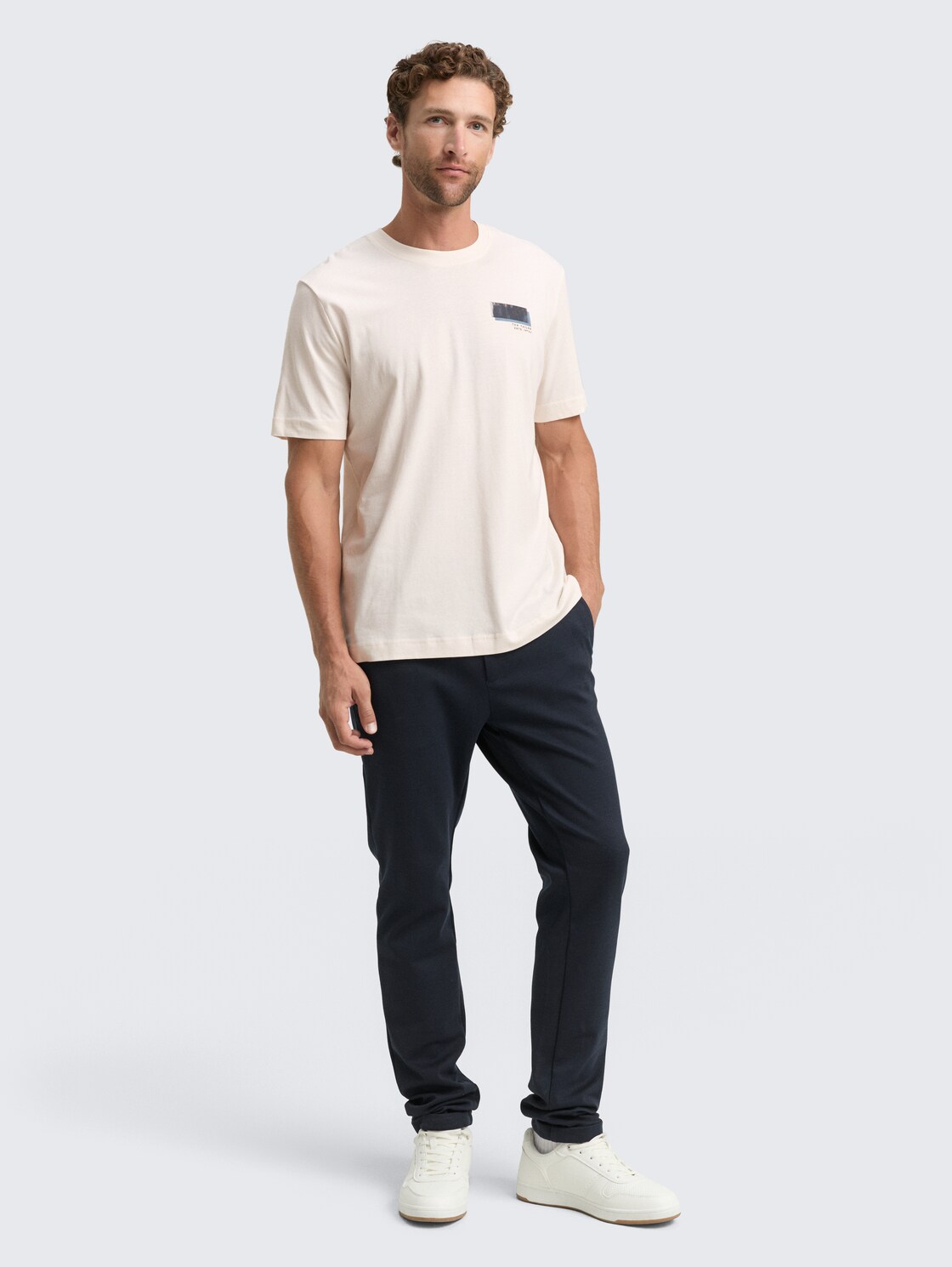 T-Shirt mit Print - Gardenia White - Model-Vorderansicht