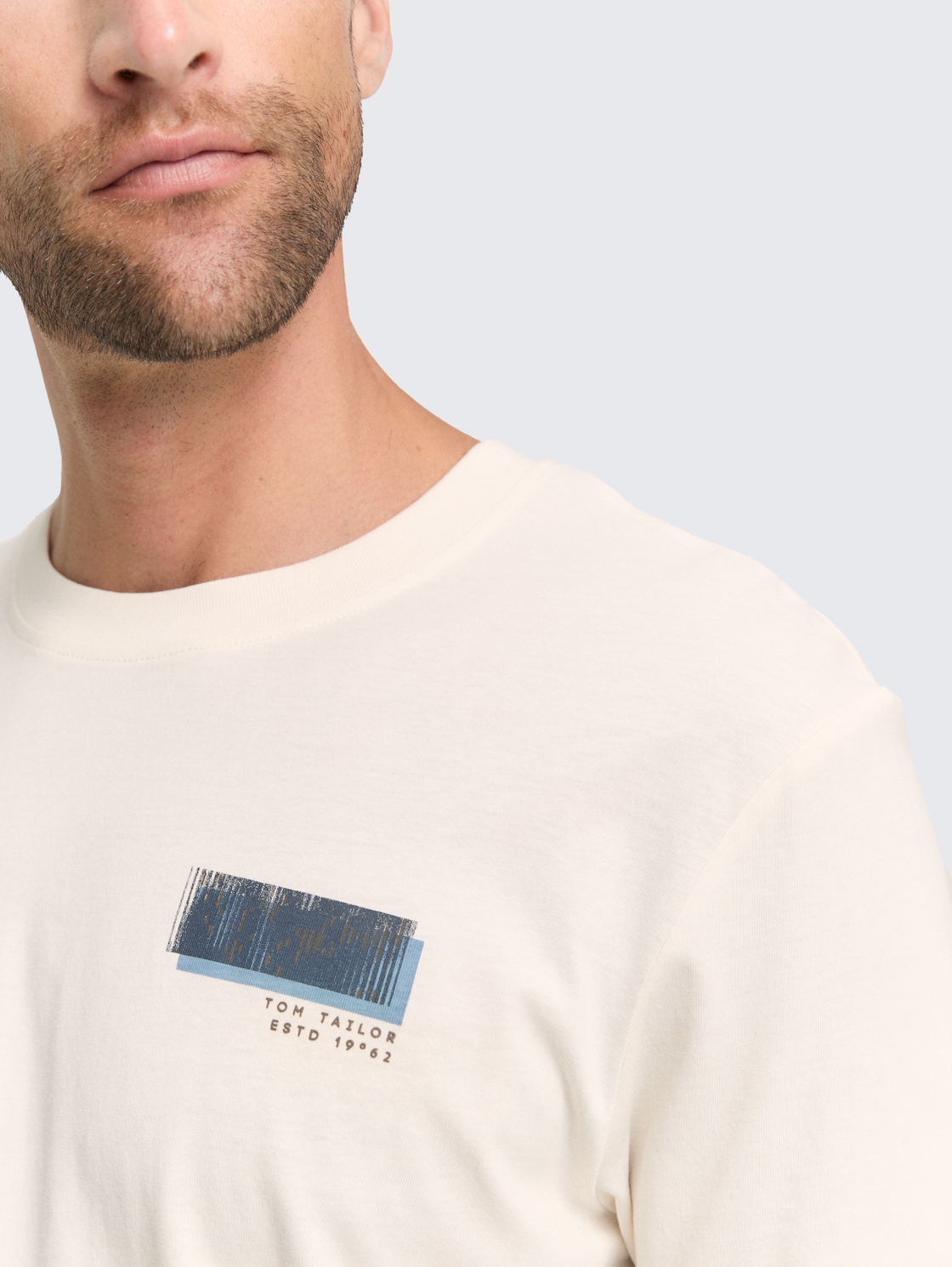 T-Shirt mit Print - Gardenia White - Detail-Model-Ansicht