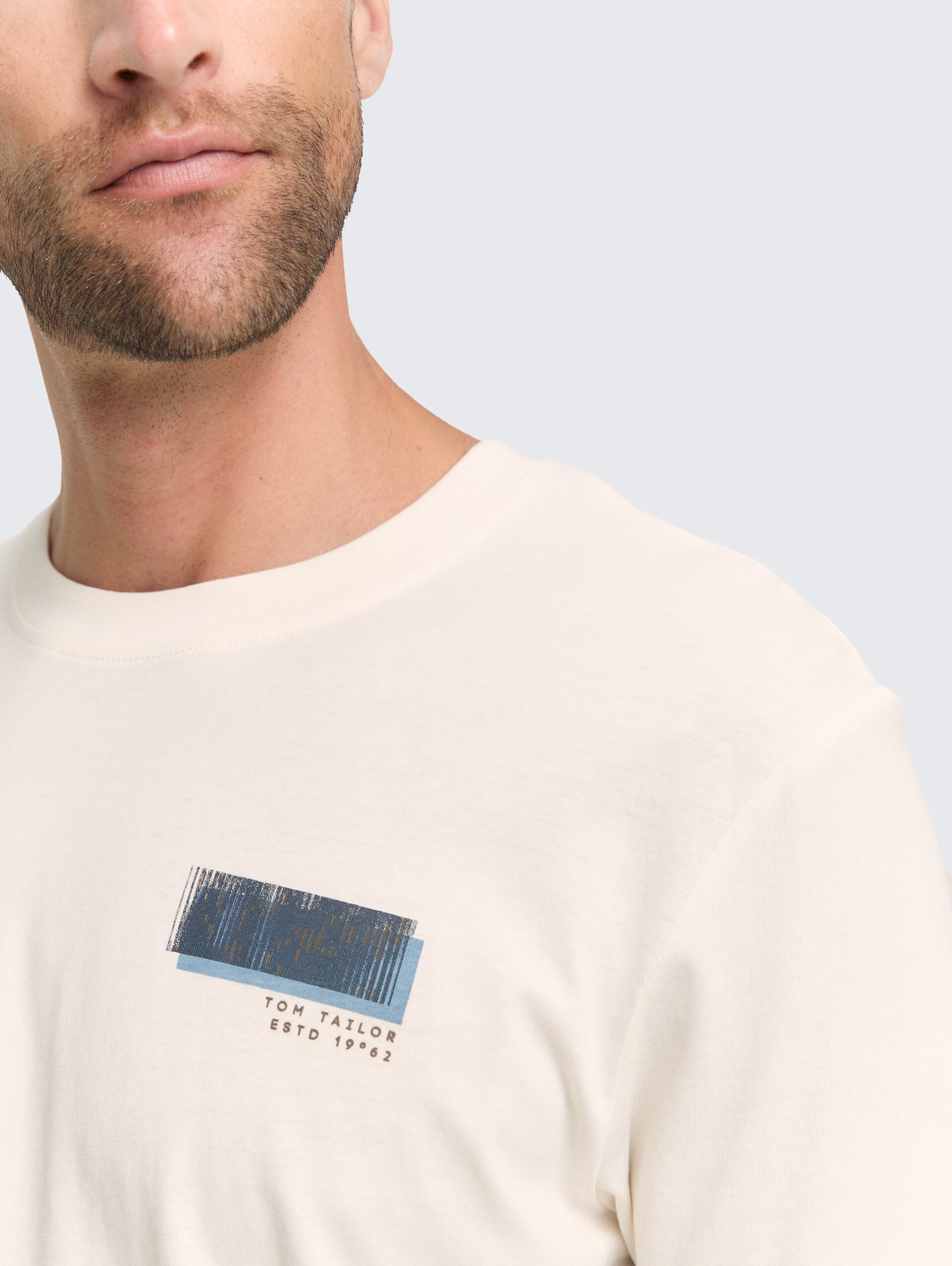 T-Shirt mit Print - Gardenia White - Detail-Model-Ansicht