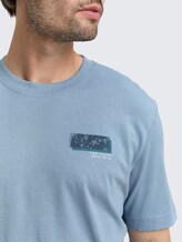 T-Shirt mit Print - faded denim blue - Detail-Model-Ansicht