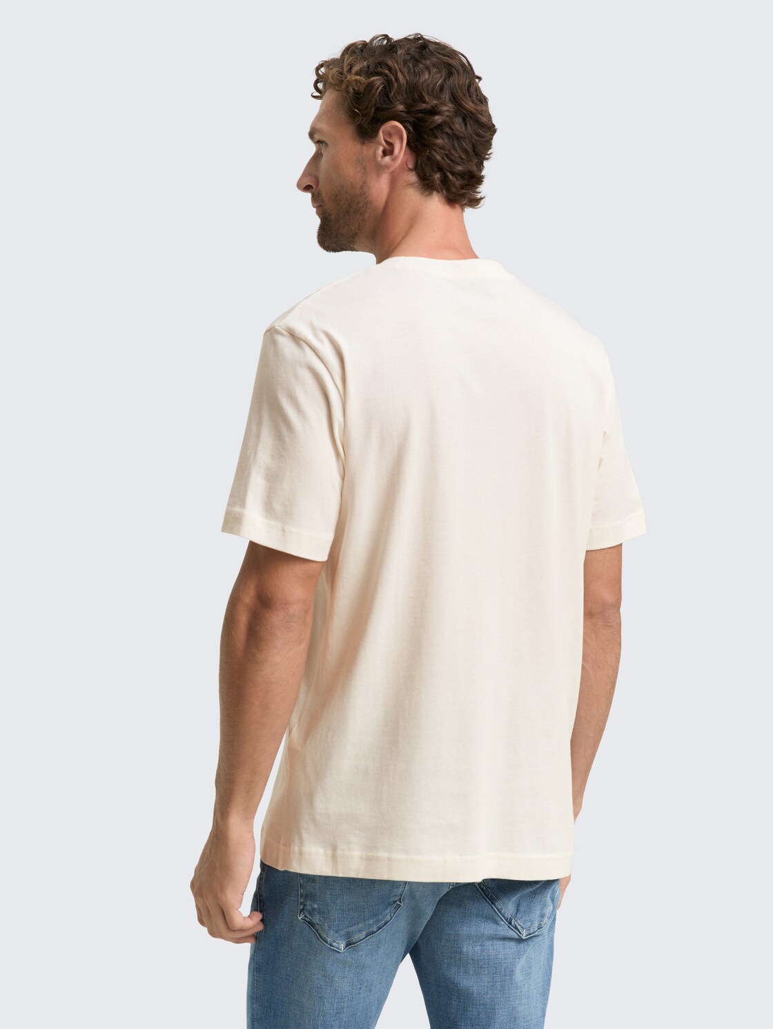 T-Shirt mit Foto-Print - Gardenia White - Auschnitt Model-Rückansicht