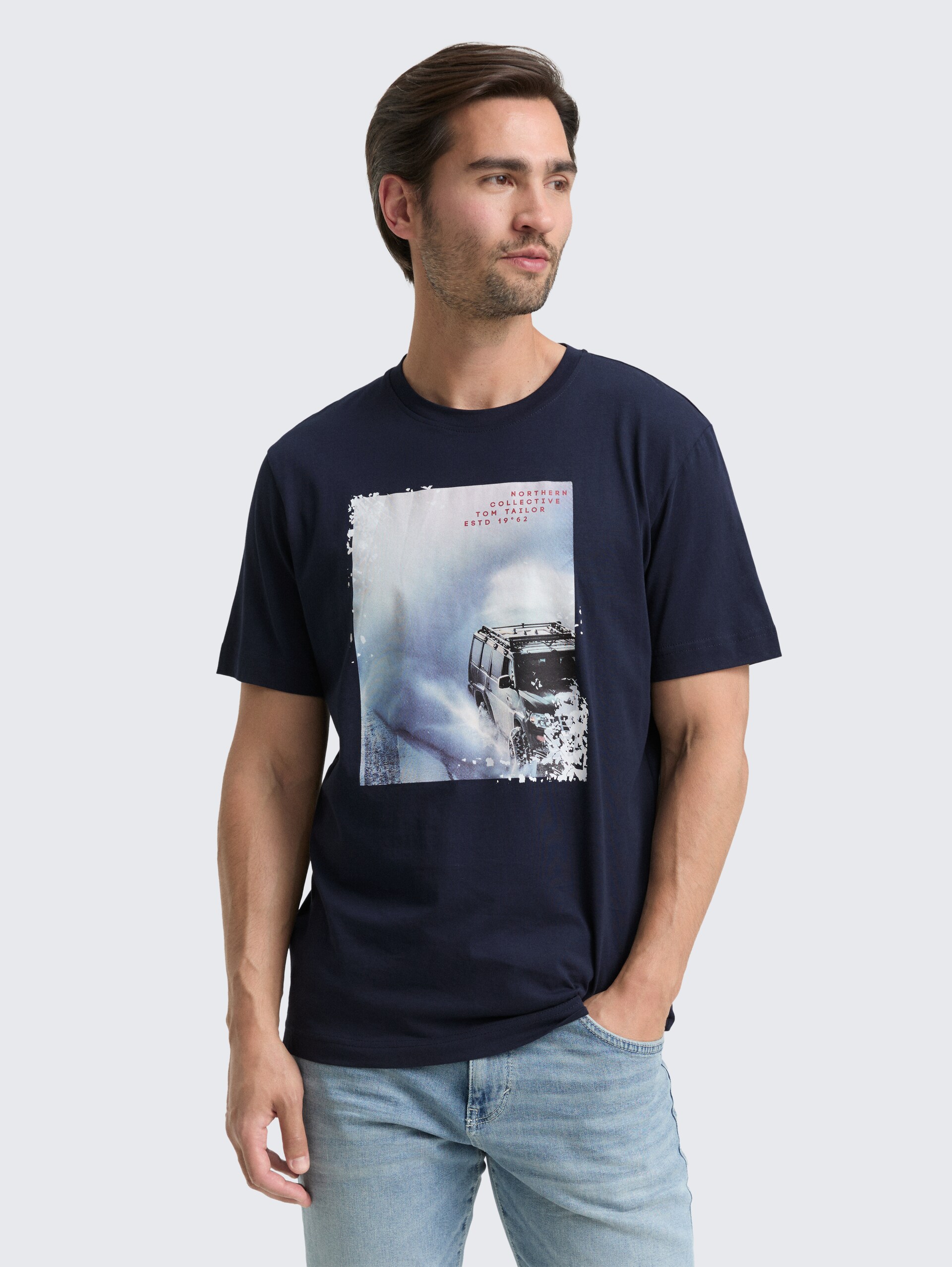 T-shirt met fotoprint - sky captain blue - Nek model vooraanzicht