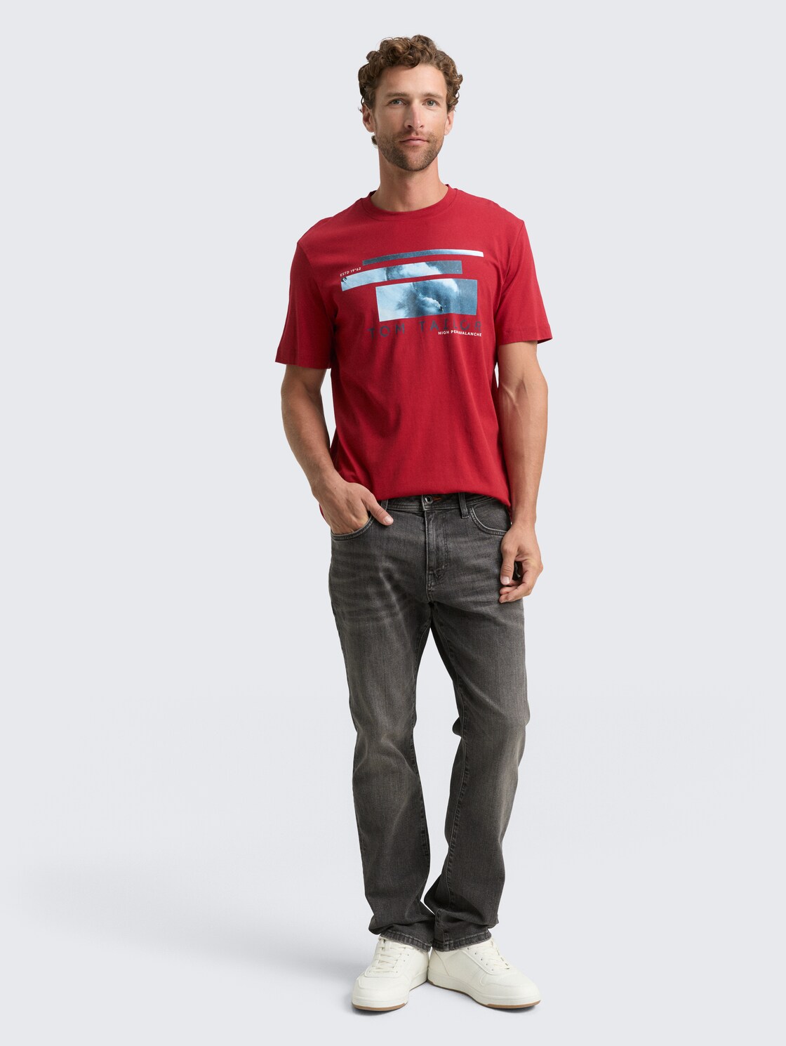 T-Shirt mit Foto-Print - Coach Red - Model-Vorderansicht