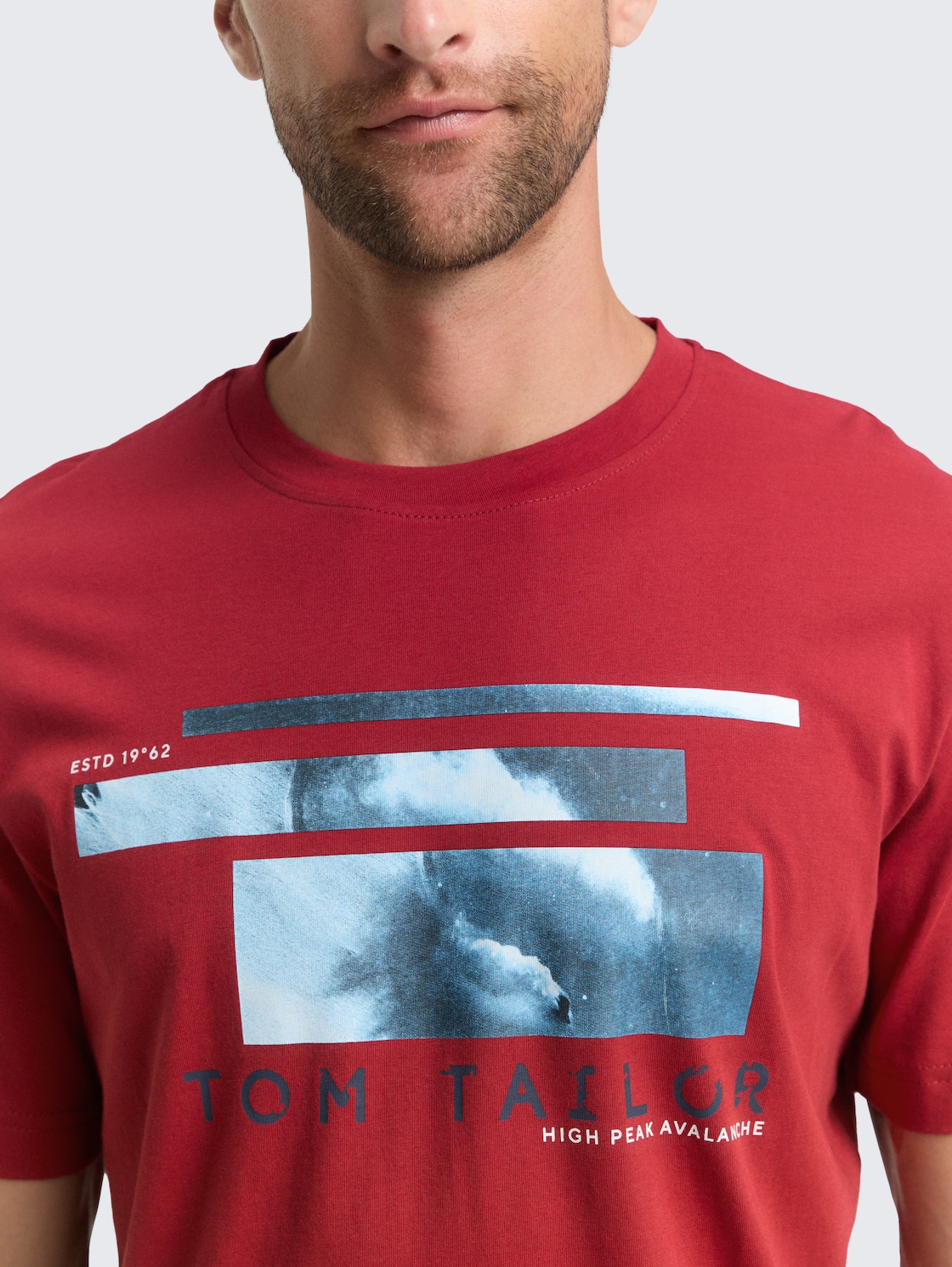T-Shirt mit Foto-Print - Coach Red - Detail-Model-Ansicht