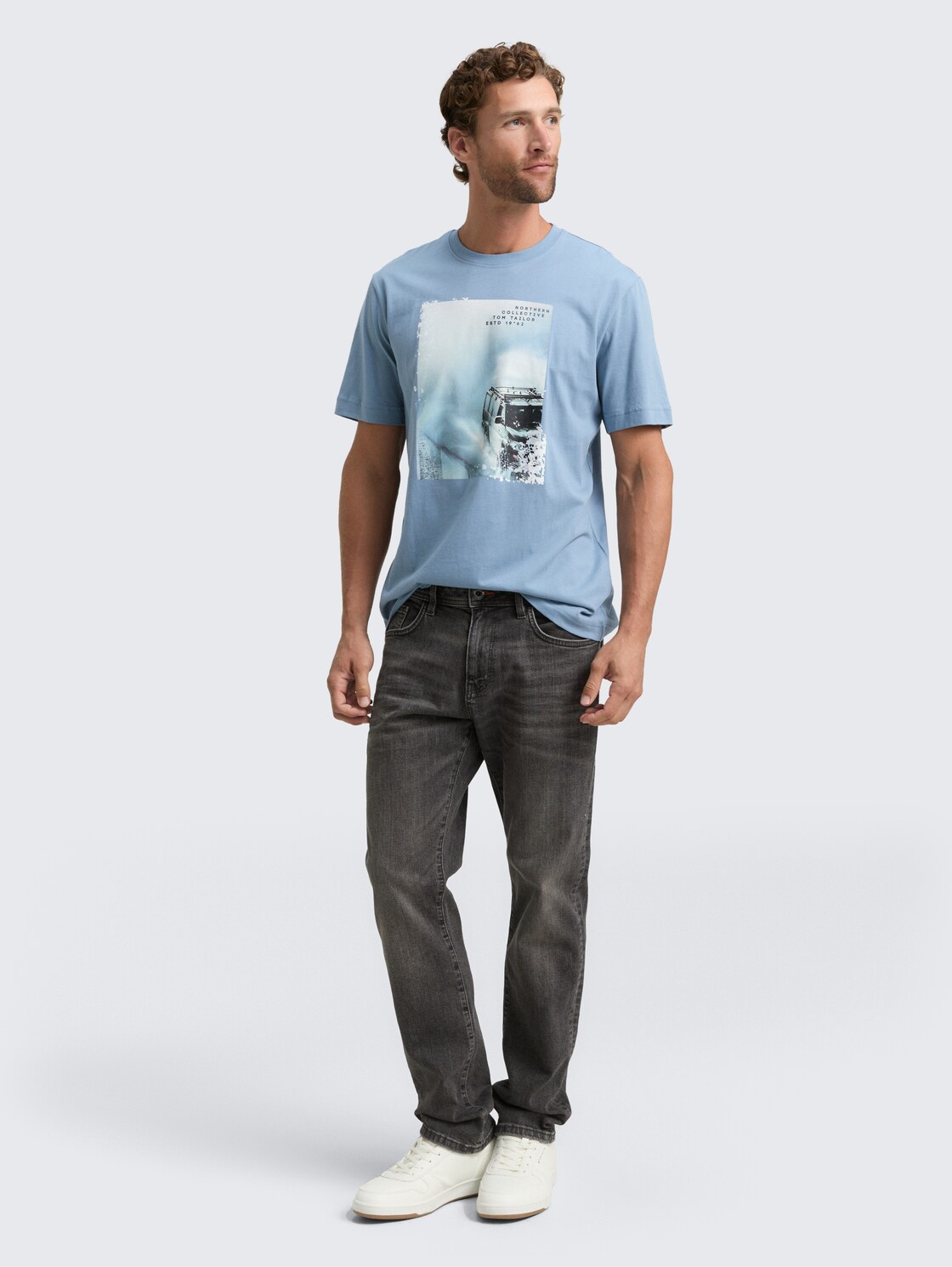 T-Shirt mit Foto-Print - faded denim blue - Model-Vorderansicht