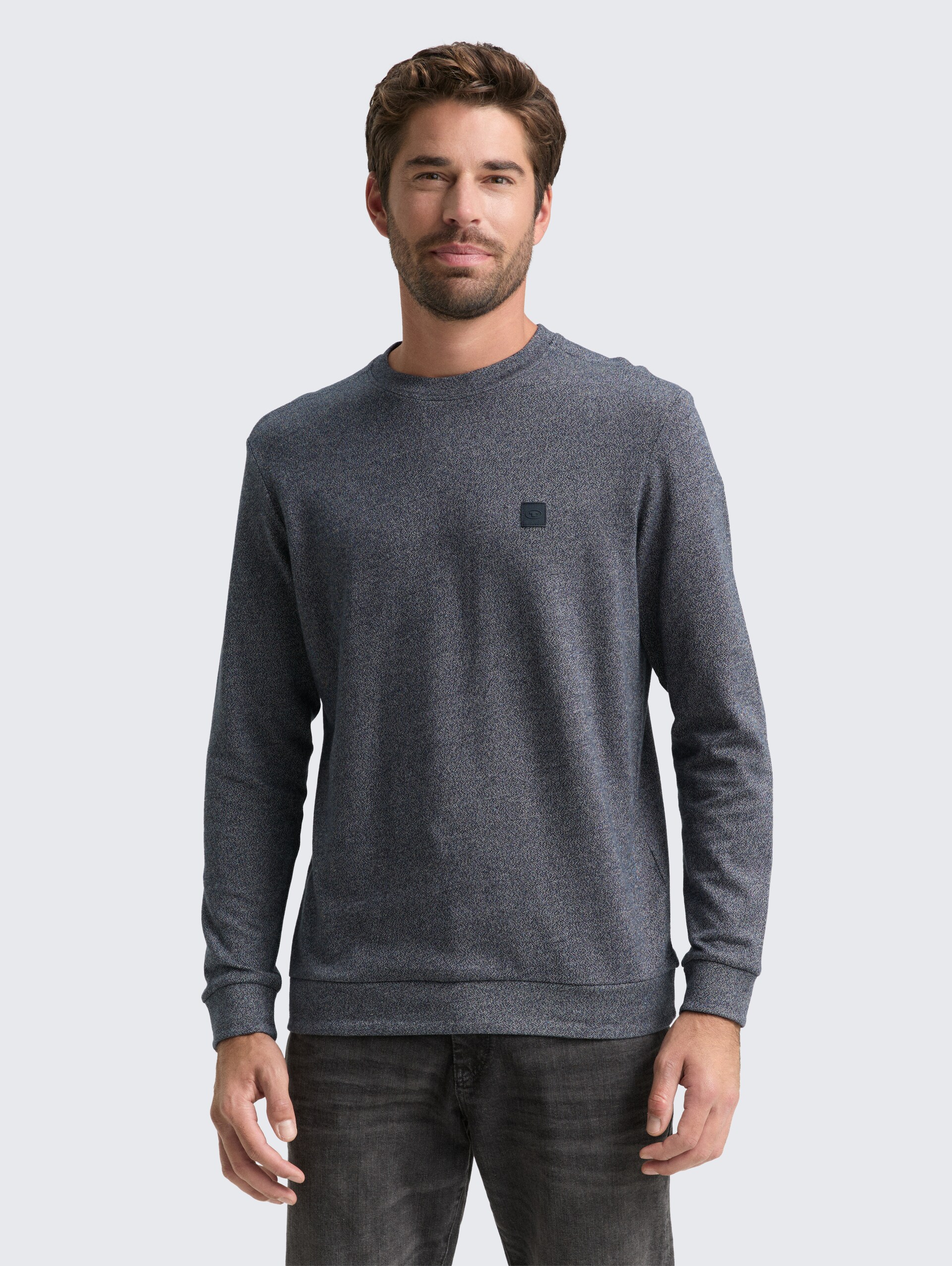 Langarmshirt mit Logo-Badge - navy grindle structure - Ausschnitt Model-Vorderansicht