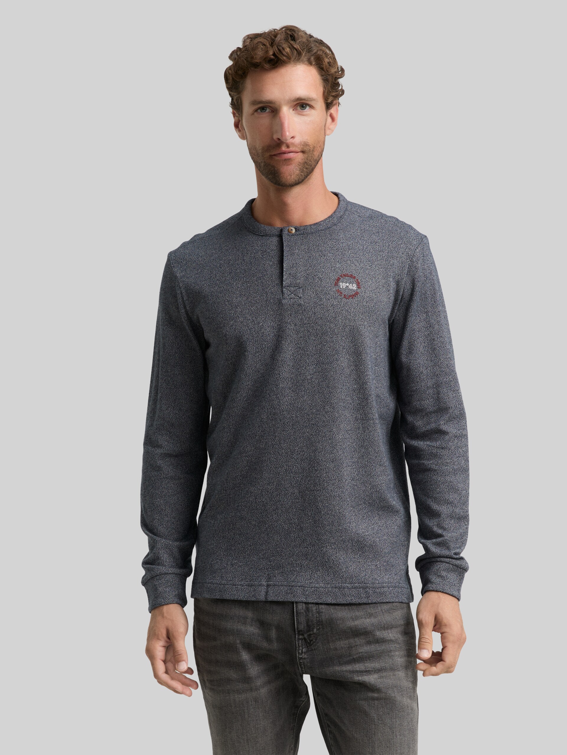 Long-sleeved cotton Henley - navy grindle structure - Neckline model front view