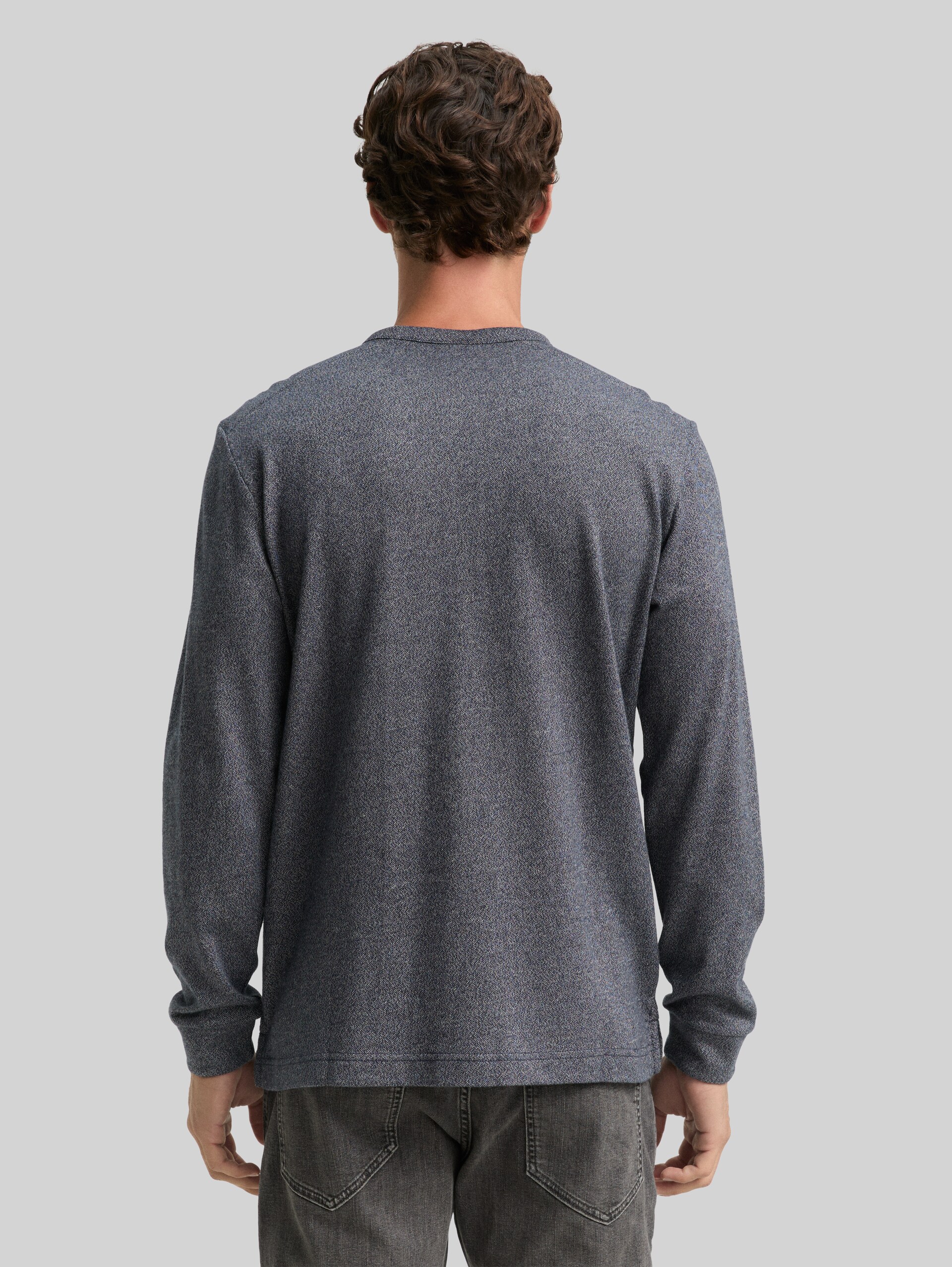 Long-sleeved cotton Henley - navy grindle structure - Neckline model-back view