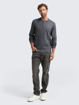 Henley Langarmshirt aus Baumwolle - navy grindle structure - Model-Vorderansicht