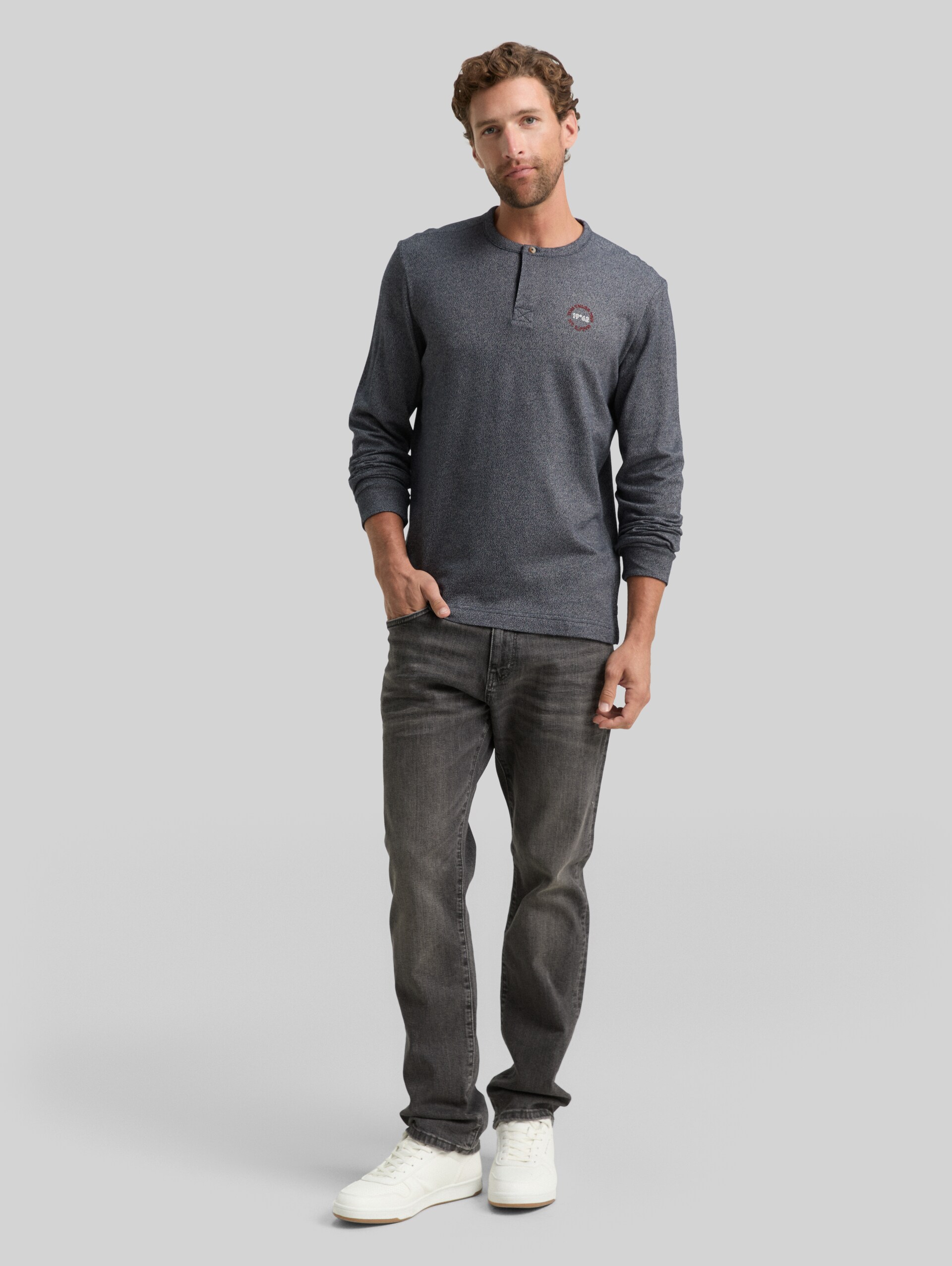 Long-sleeved cotton Henley - navy grindle structure - Model front view