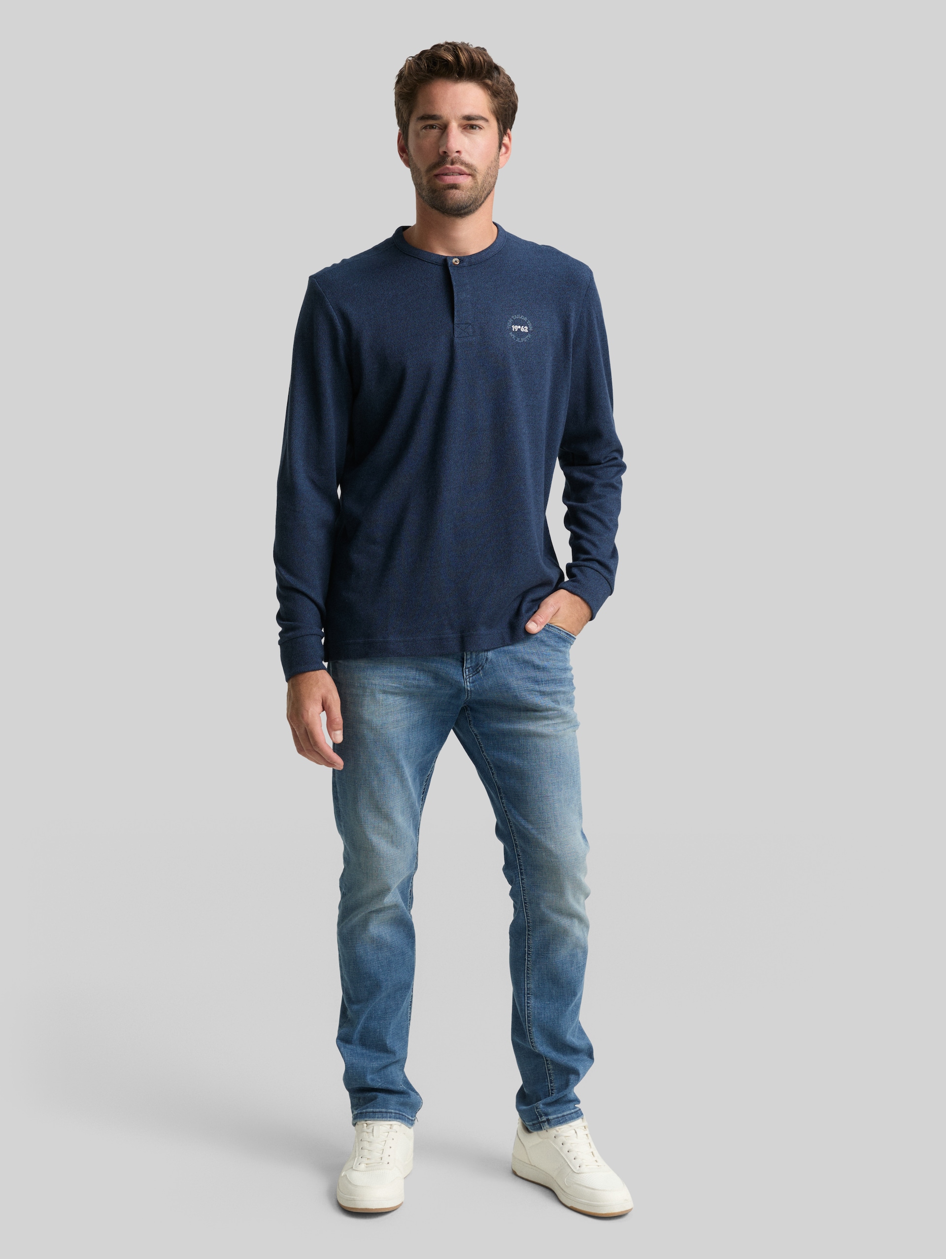 Henley Langarmshirt aus Baumwolle - real teal grindle structure - Model-Vorderansicht