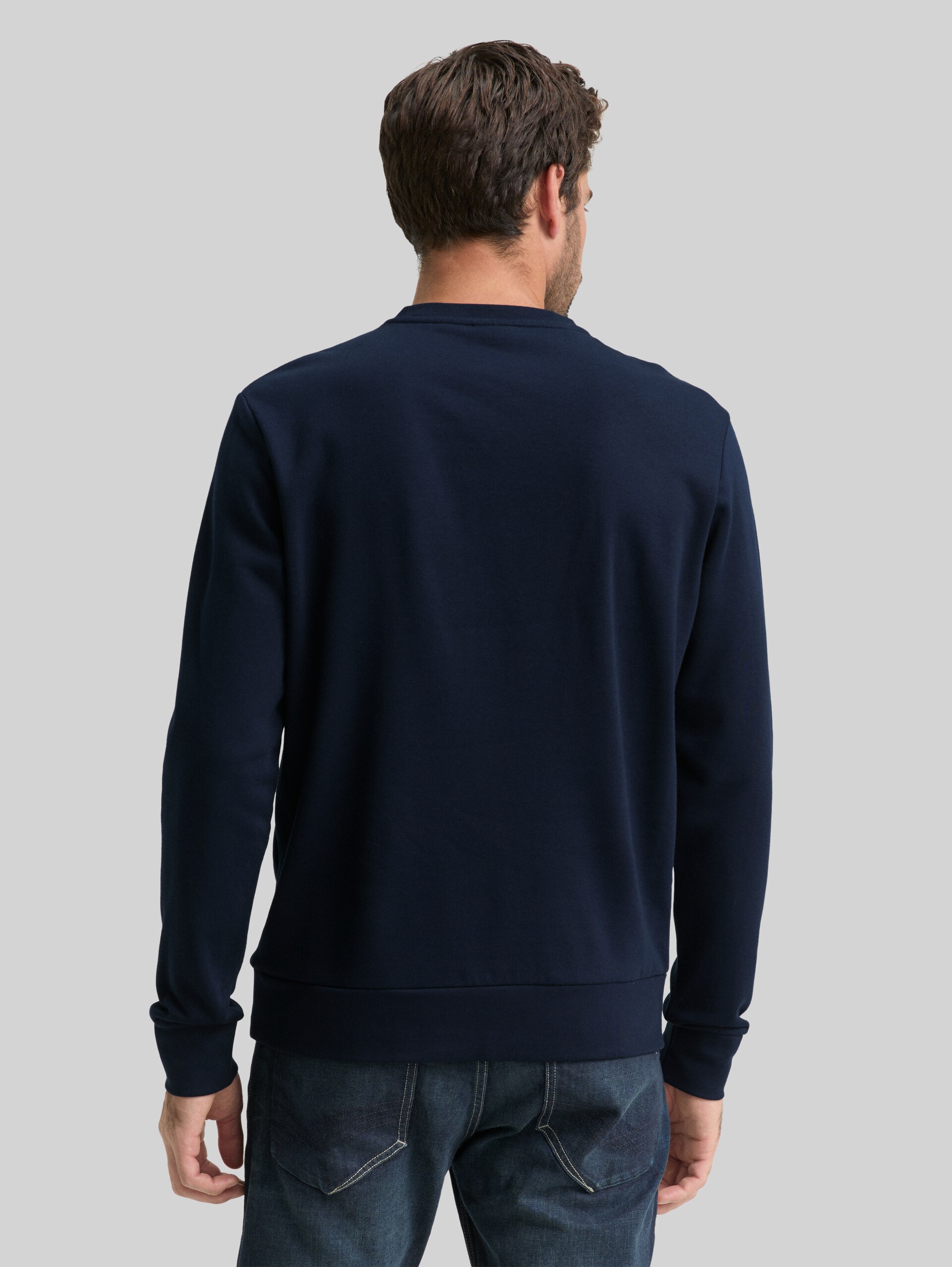 Sweatshirt with logo print - sky captain blue - Neckline model-back view